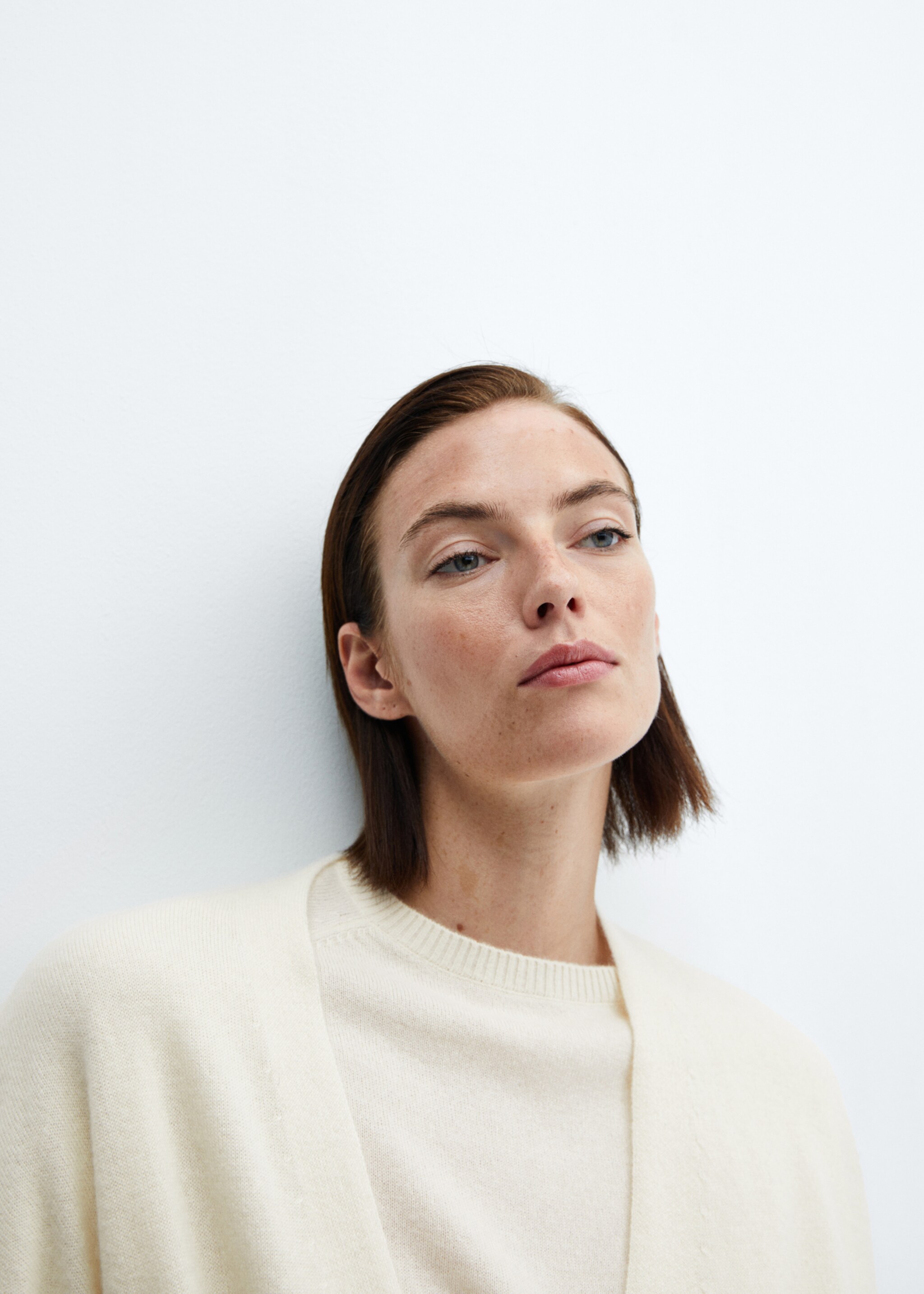 Cardigan 100 % cachemire - Détail de l'article 1, Blanc cassé. Ref: 57053275-00.