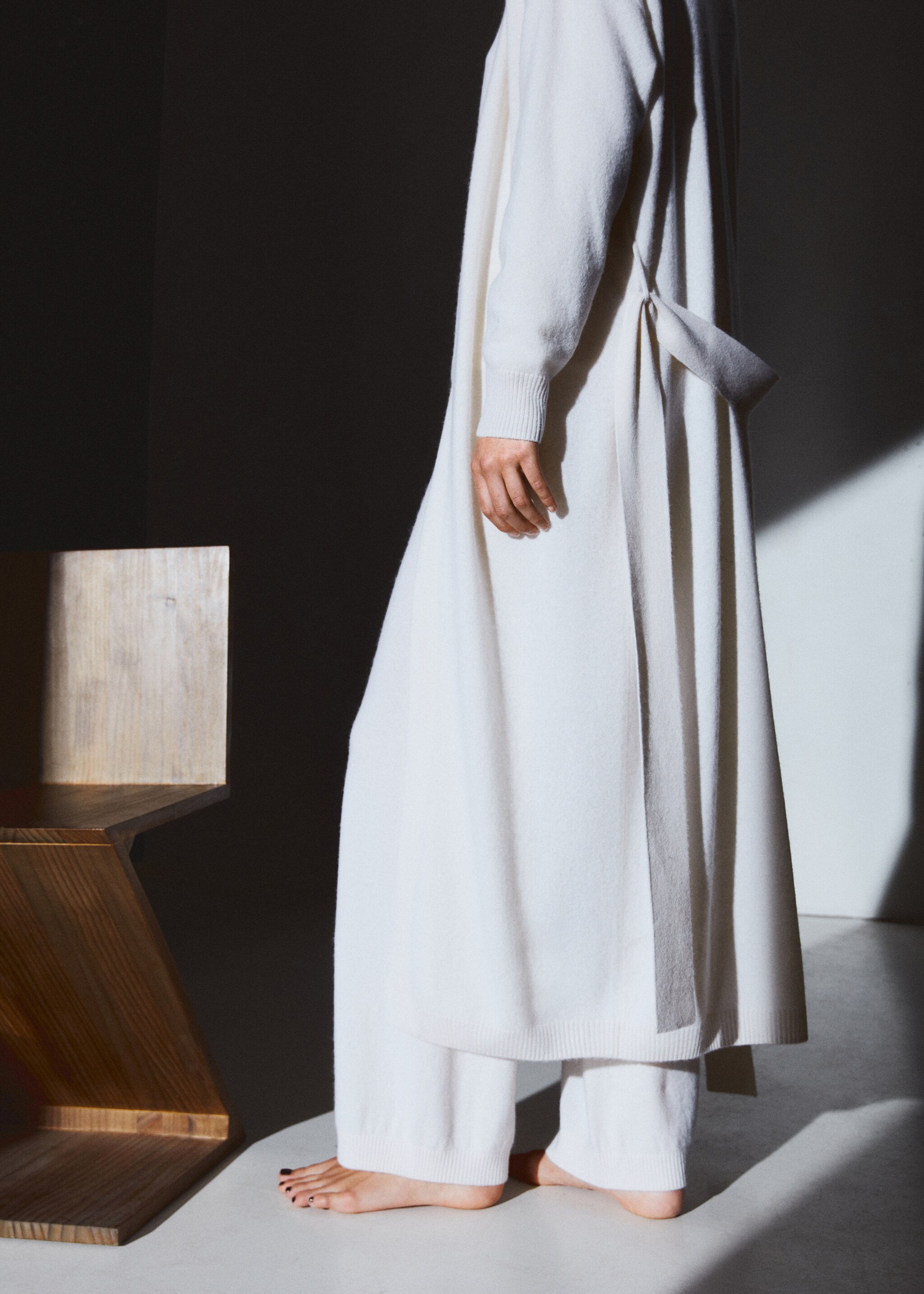 Cardigan 100 % cachemire - Détail de l'article 7, Blanc cassé. Ref: 57053275-00.