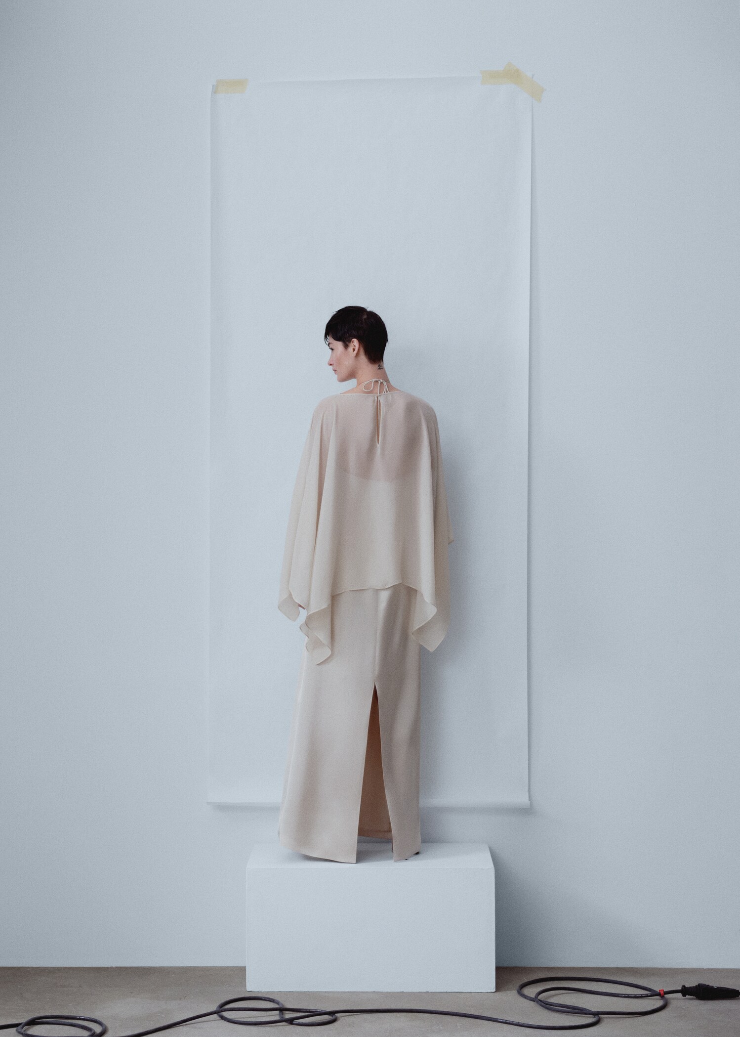Asymmetric semi-transparent cape - Reverse of the article