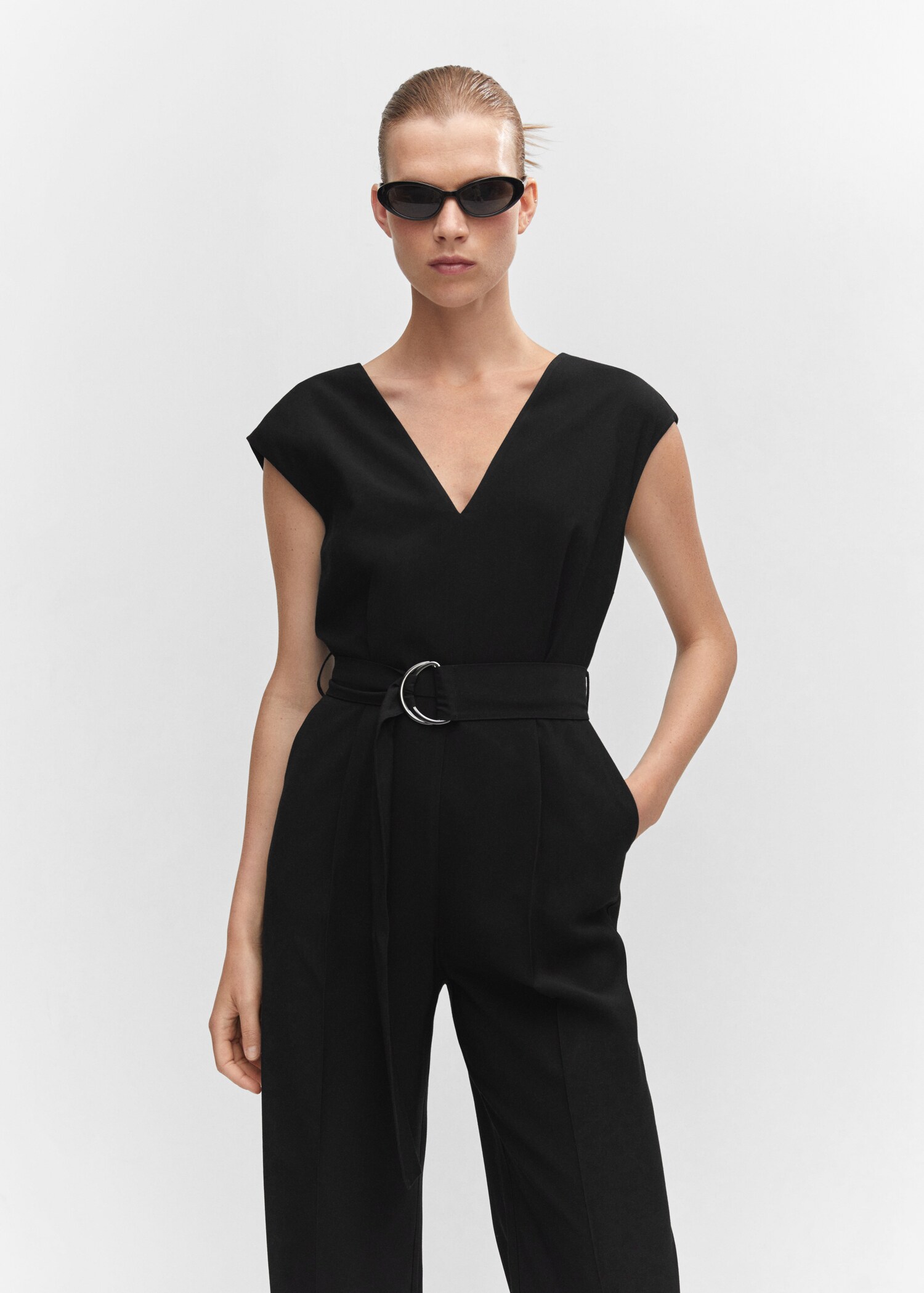 Jumpsuit mit Gürtel und V-Ausschnitt - Mittlere Ansicht