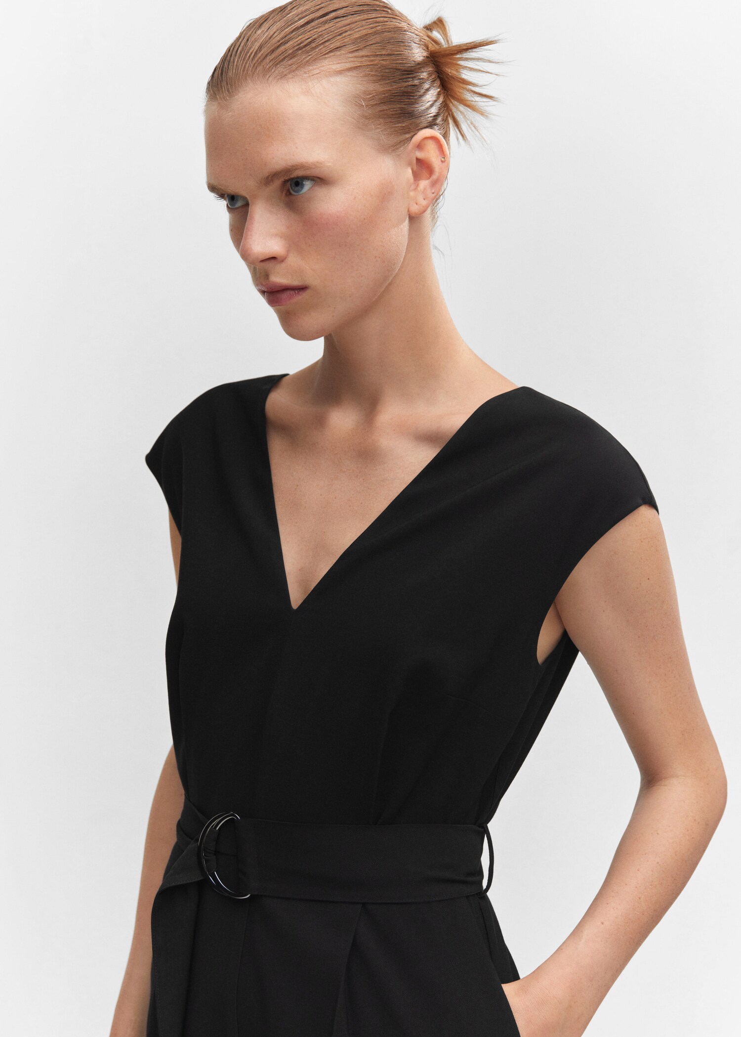 V-neck jumpsuit with belt - Details of the article 1