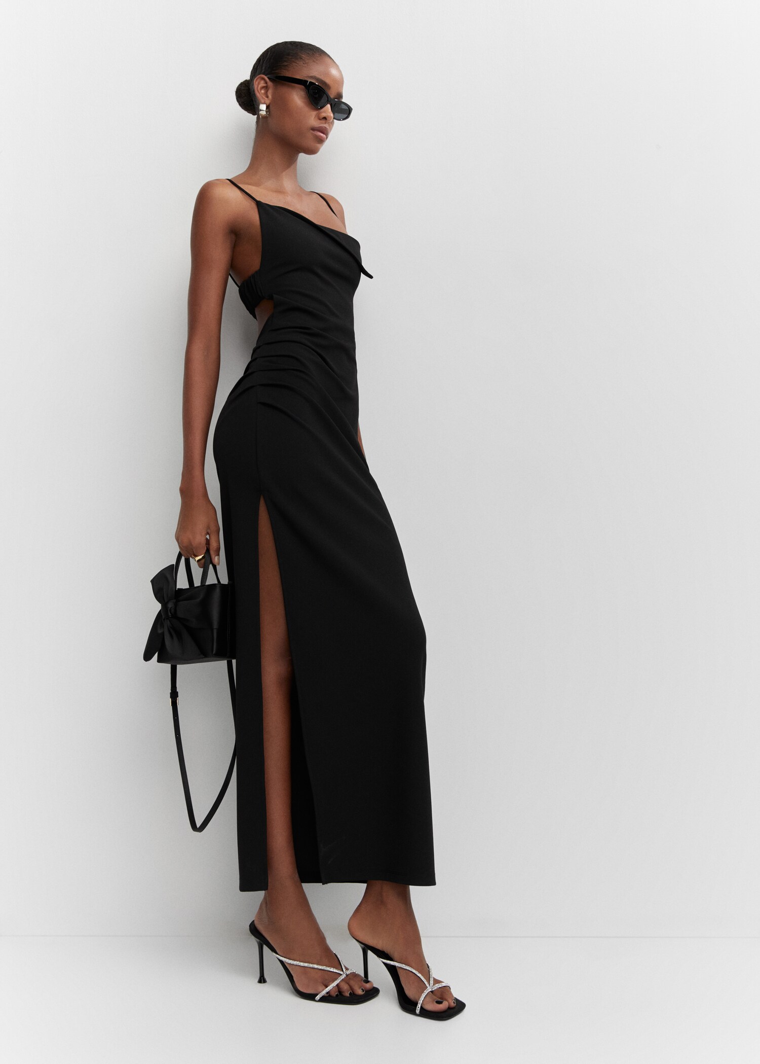 Asymmetrical dress with side slit - Details of the article 2
