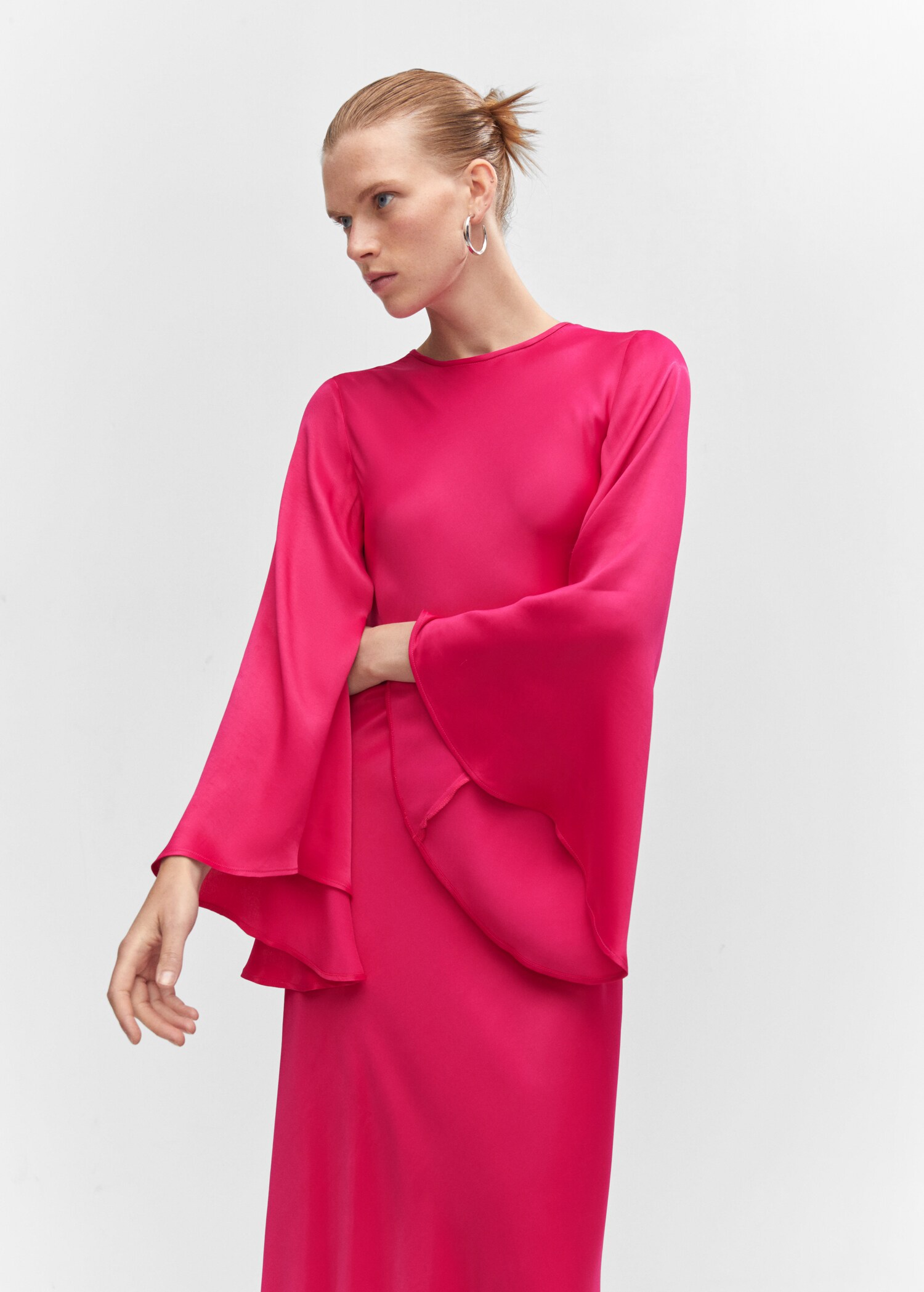 Vestido satinado manga acampanada - Plano medio