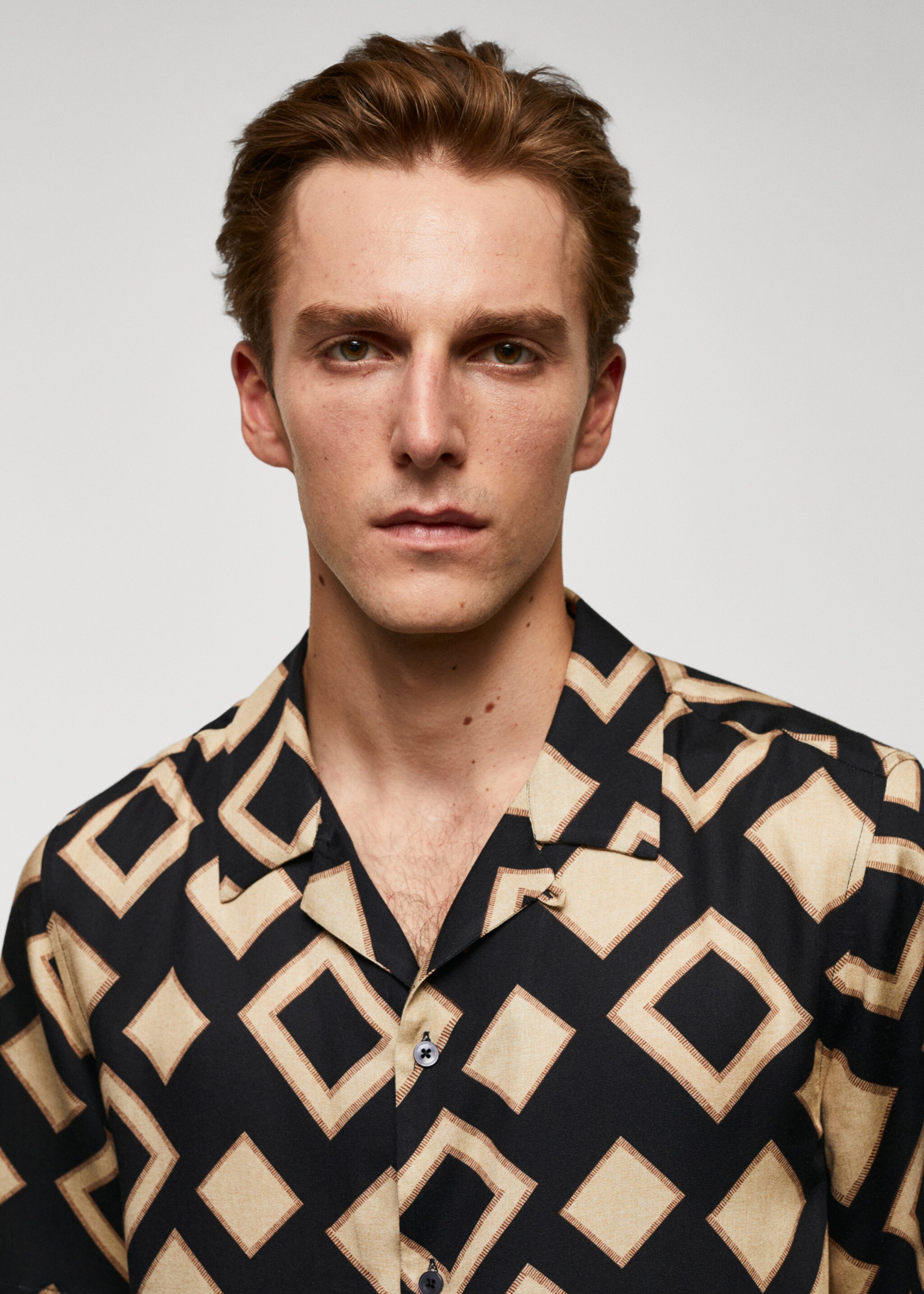 Geometric-print bowling shirt - Details of the article 1, Black. Ref: 57054040-00.