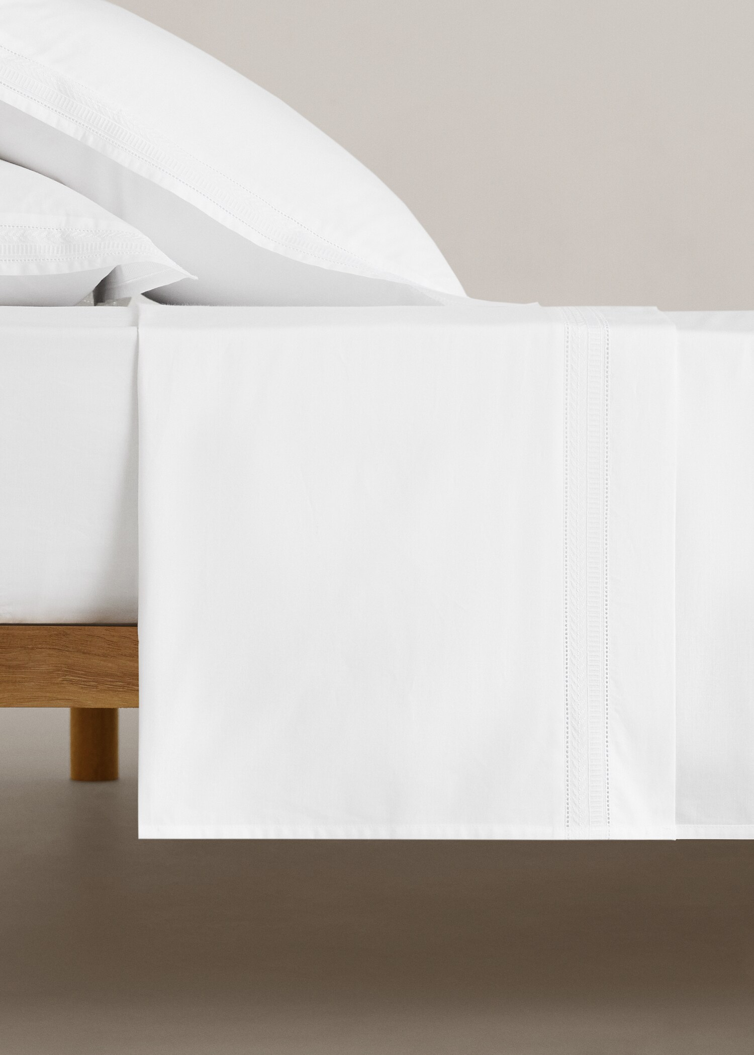 Overlaken med broderte detaljer, seng 150/160 cm - Artikkel uten modell