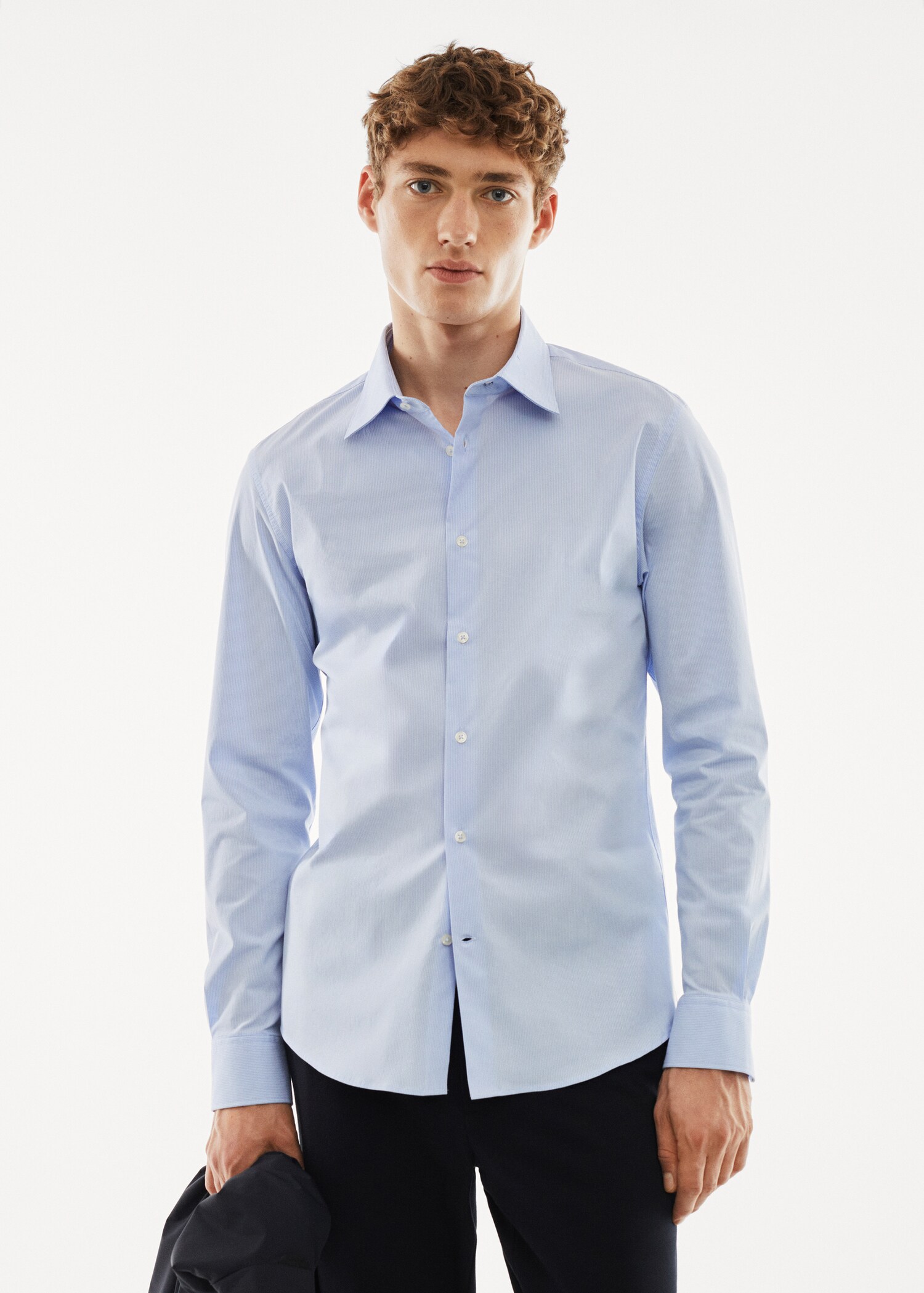 Feingestreiftes Slim Fit-Hemd - Mittlere Ansicht