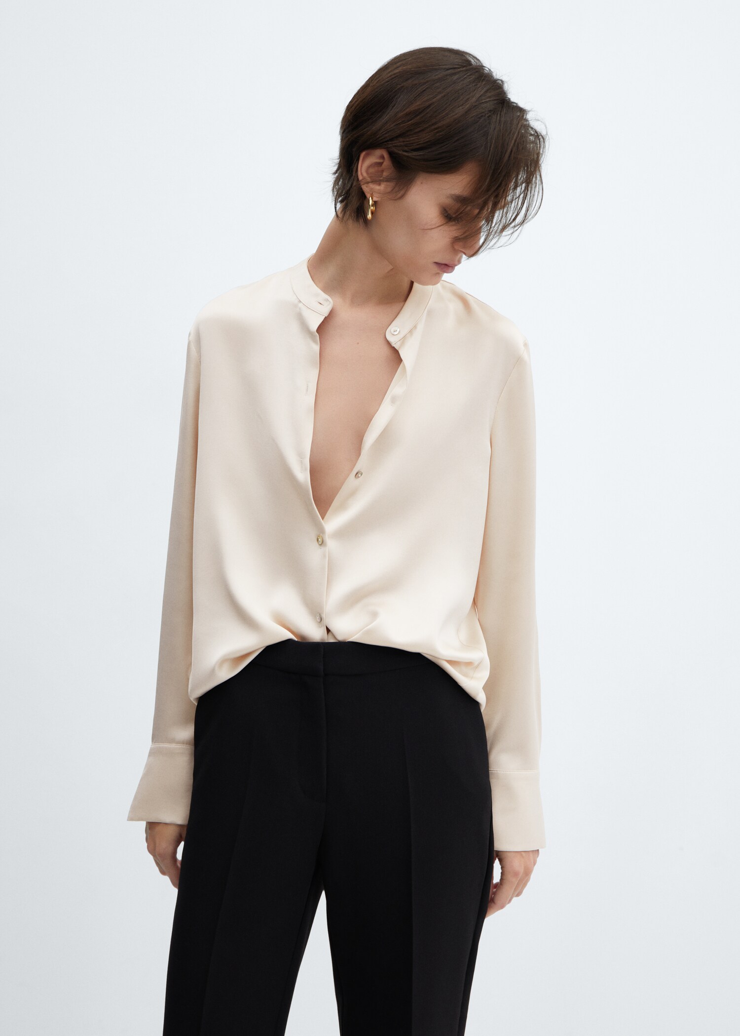 Camisa satinada cuello redondo - Plano medio
