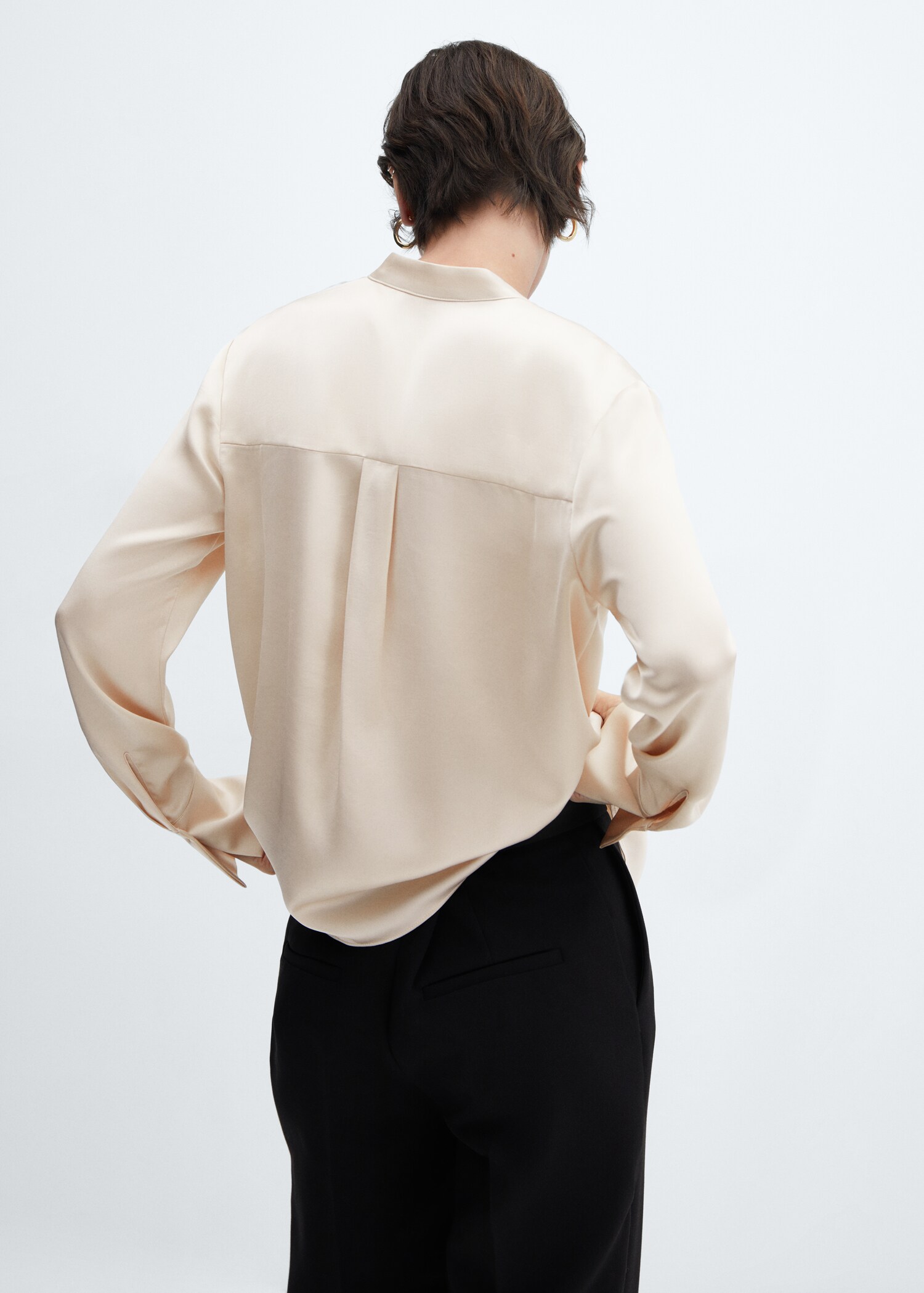 Camisa satinada cuello redondo - Reverso del artículo