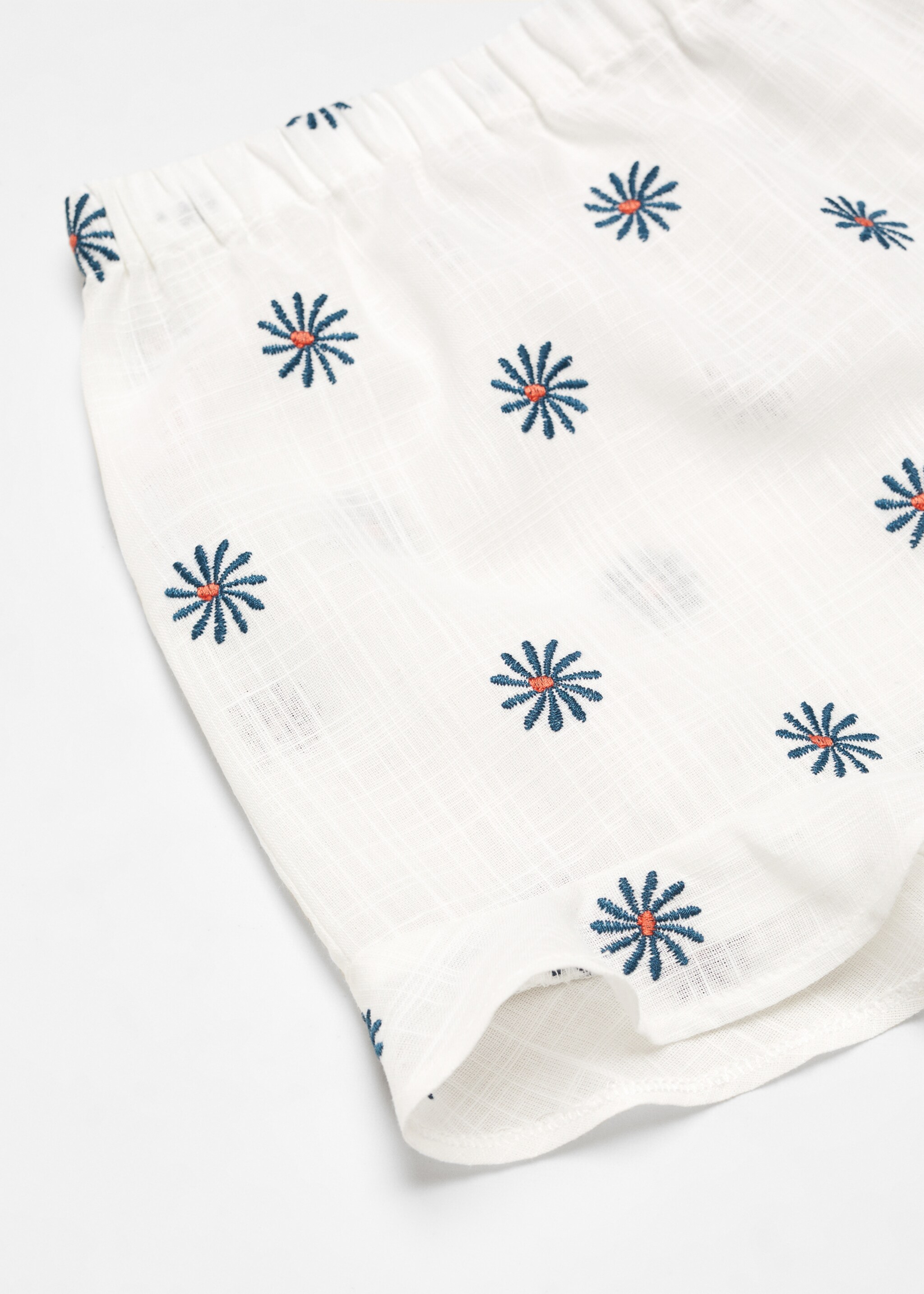 Short pyjama brodé fleurs - Détail de l'article 8, Blanc cassé. Ref: 57054430-00.
