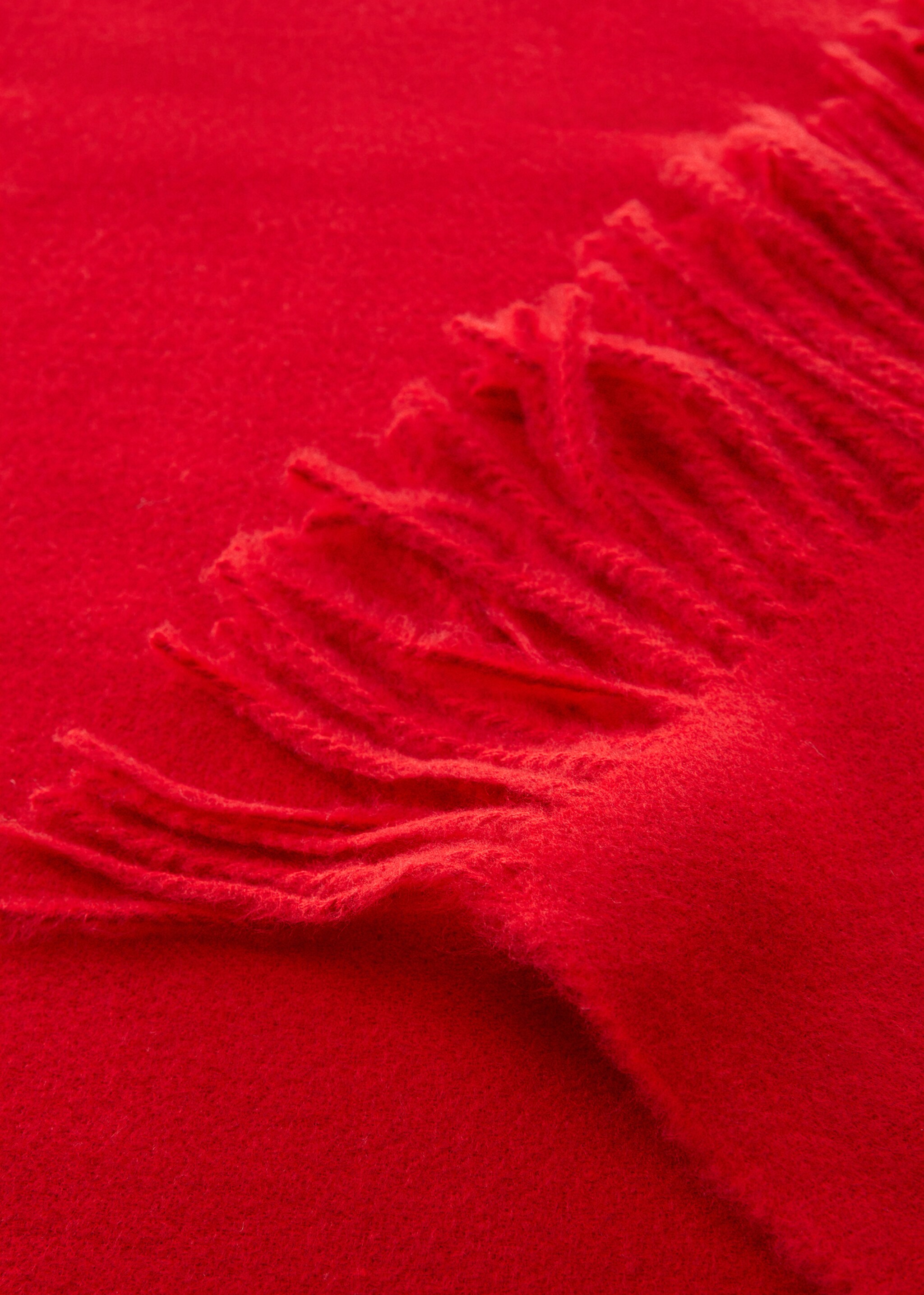 Fringed edge scarf - Details of the article 1, Red. Ref: 57054763-00.