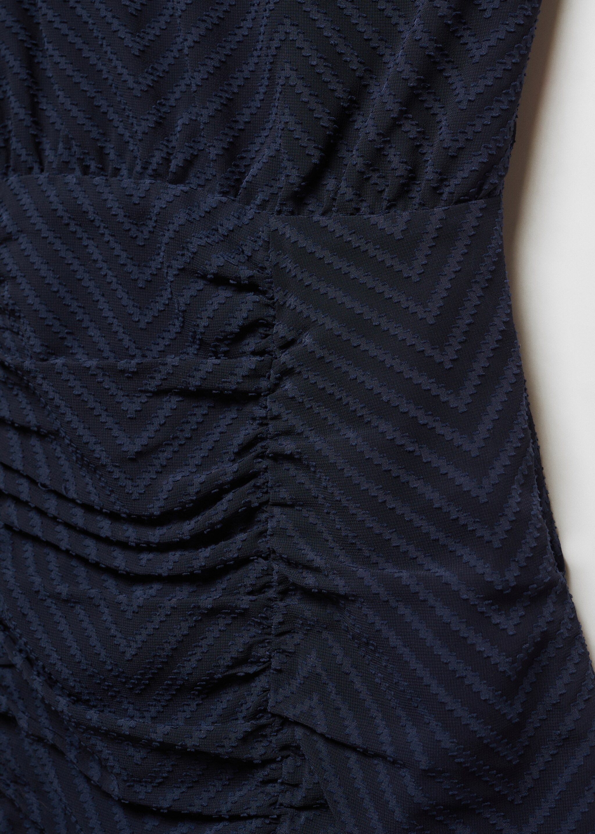 Drapiertes Kleid mit asymmetrischem Design - Detail des Artikels 8