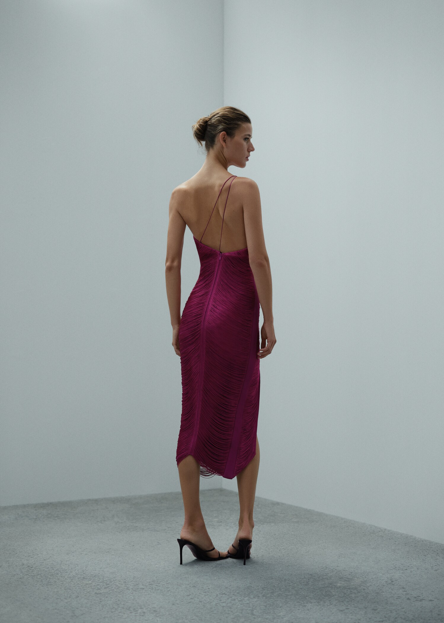Vestido assimétrico com franjas - Verso do artigo