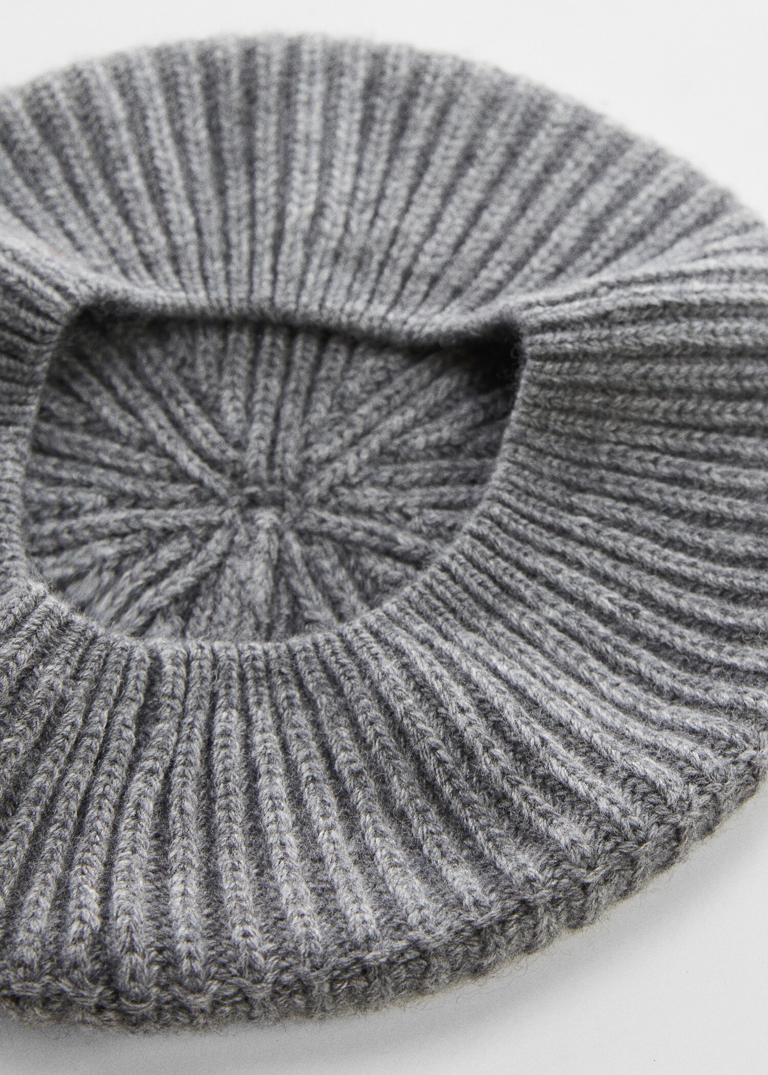 Knitted beret hat - Details of the article 1
