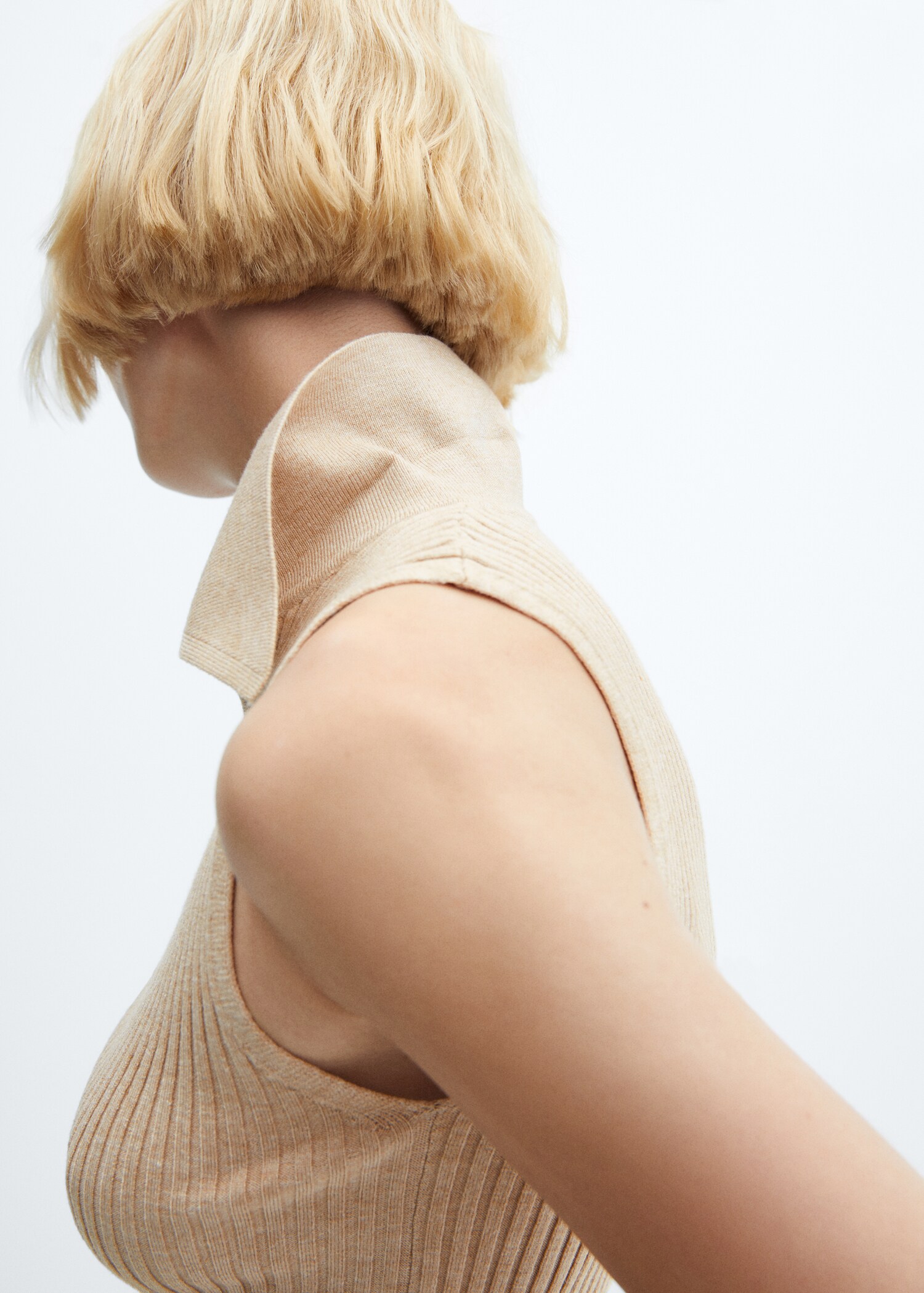 Knitted gilet with buttons - Details of the article 1