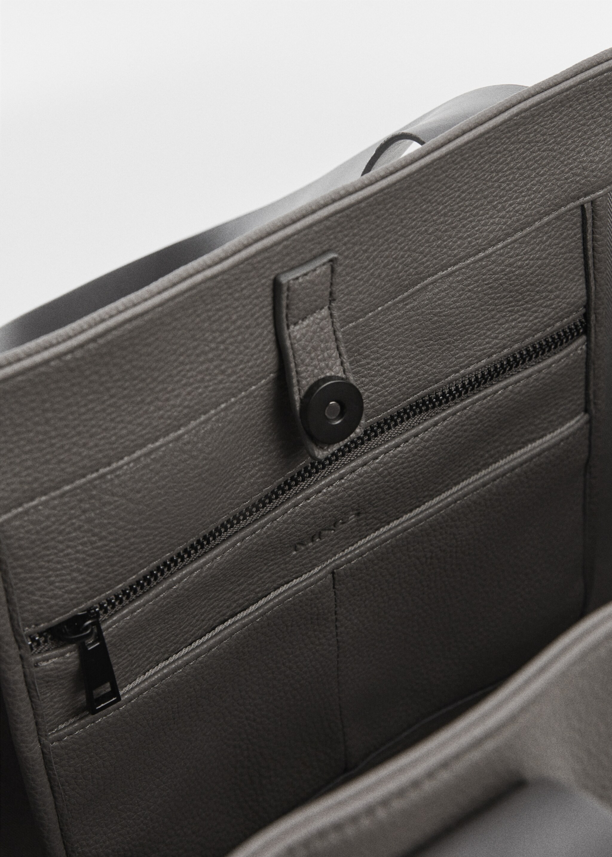 Shopper-Bag mit Ledereffekt - Detail des Artikels 1, Grau. Ref: 57055954-00.