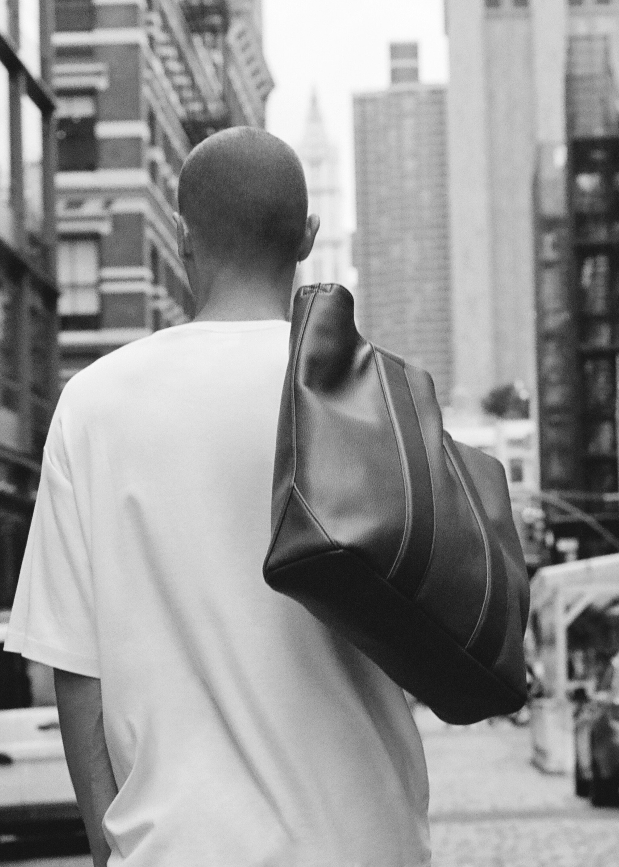 Shopper-Bag mit Ledereffekt - Detail des Artikels 9, Grau. Ref: 57055954-00.