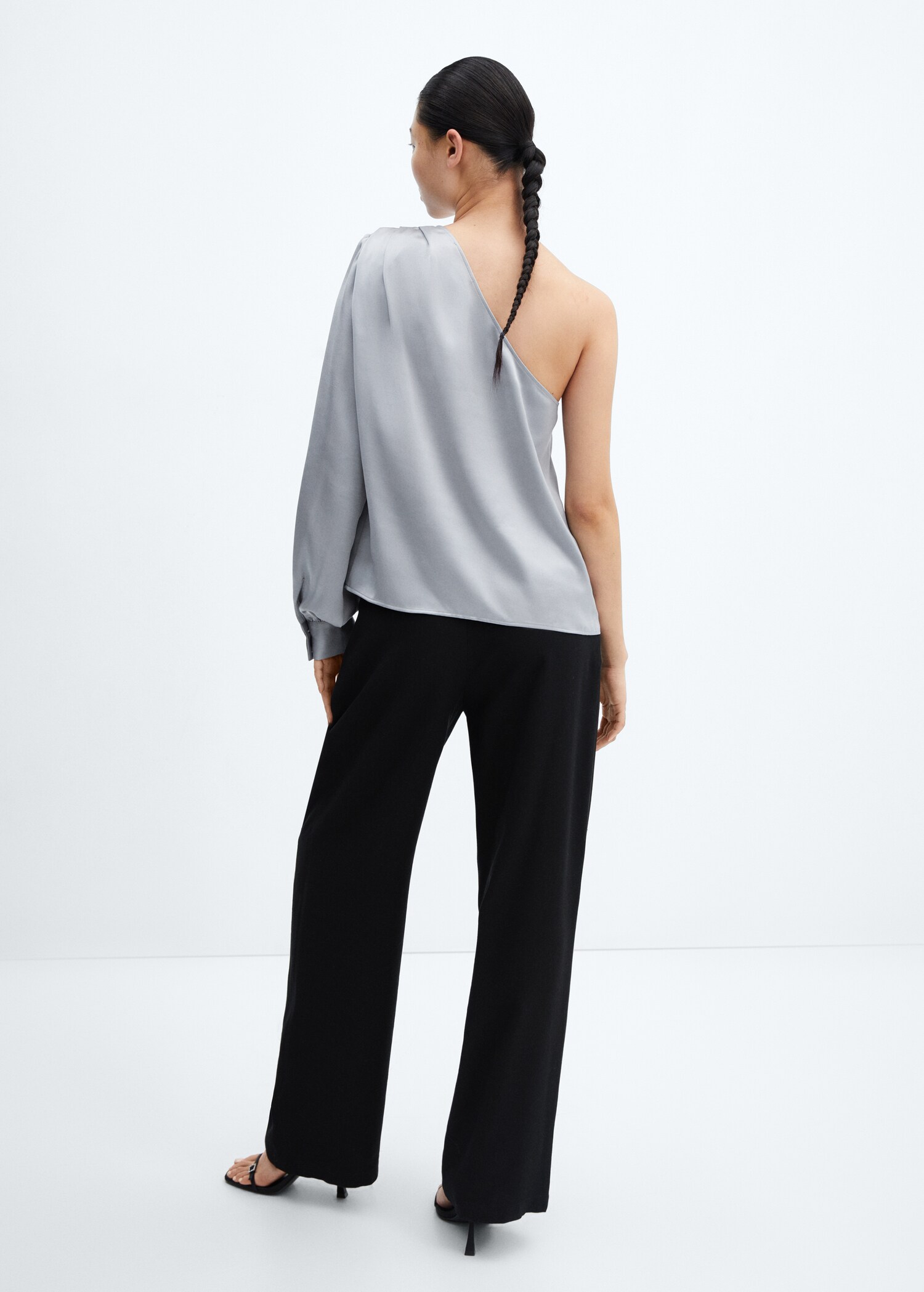 Off-the-shoulder blouse - Reverse of the article