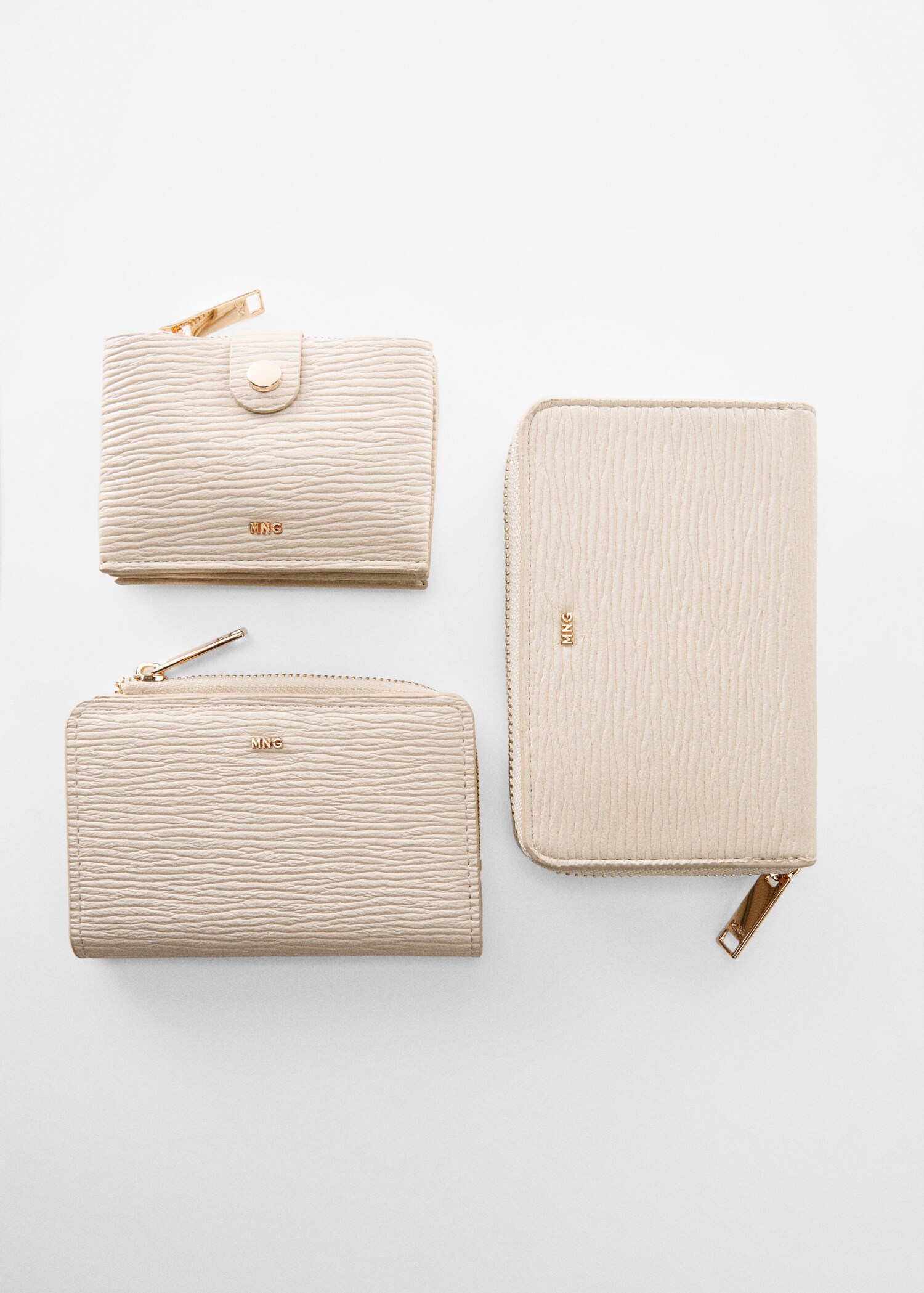 Textured wallet with embossed logo - Woman | MANGO OUTLET USA