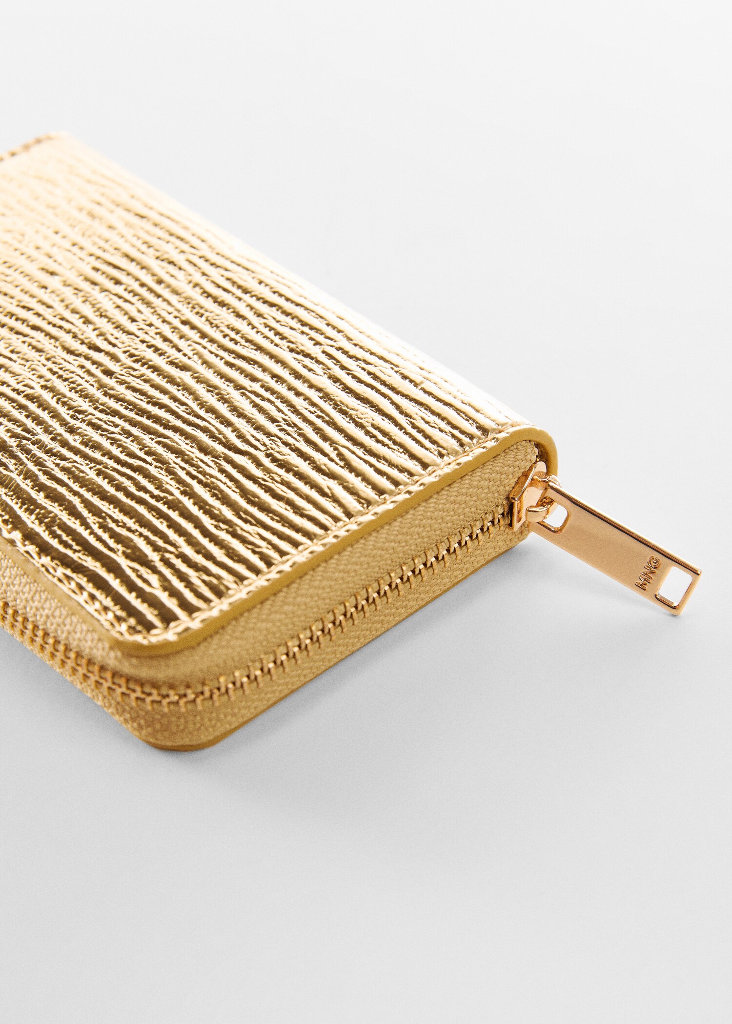 Textured wallet with embossed logo - Details of the article 1