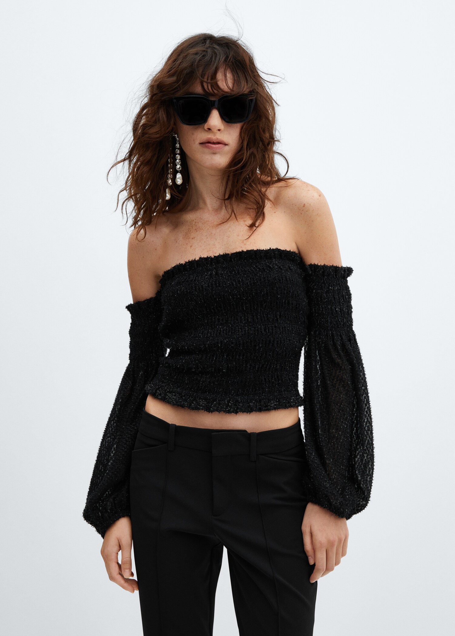 Blusa de lurex com ombros descobertos - Plano médio