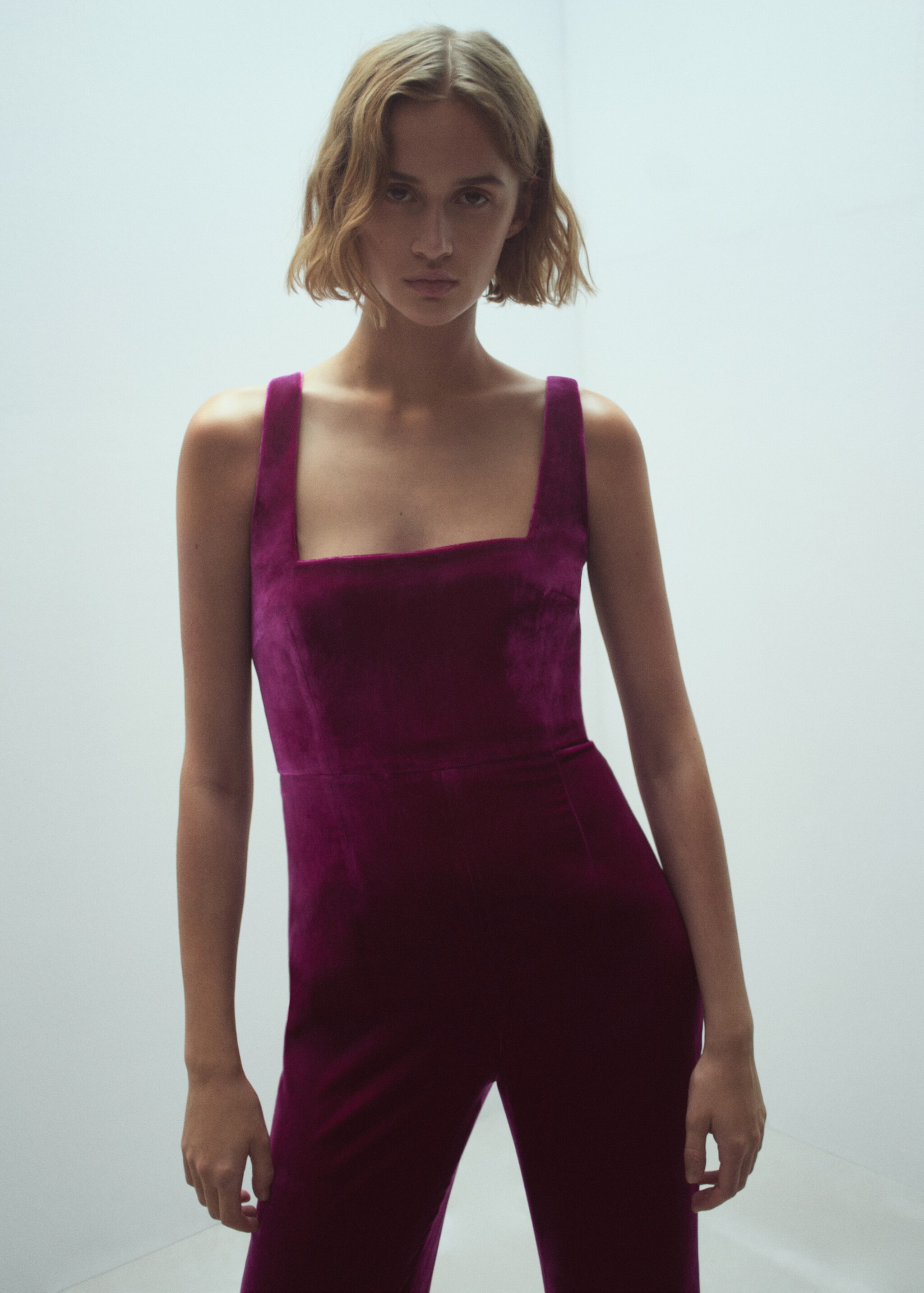 Kombinezon z aksamitu na szerokich ramiączkach z rozszerzanymi nogawkami - Plan średni, Różowy. Ref: 57059121-00.