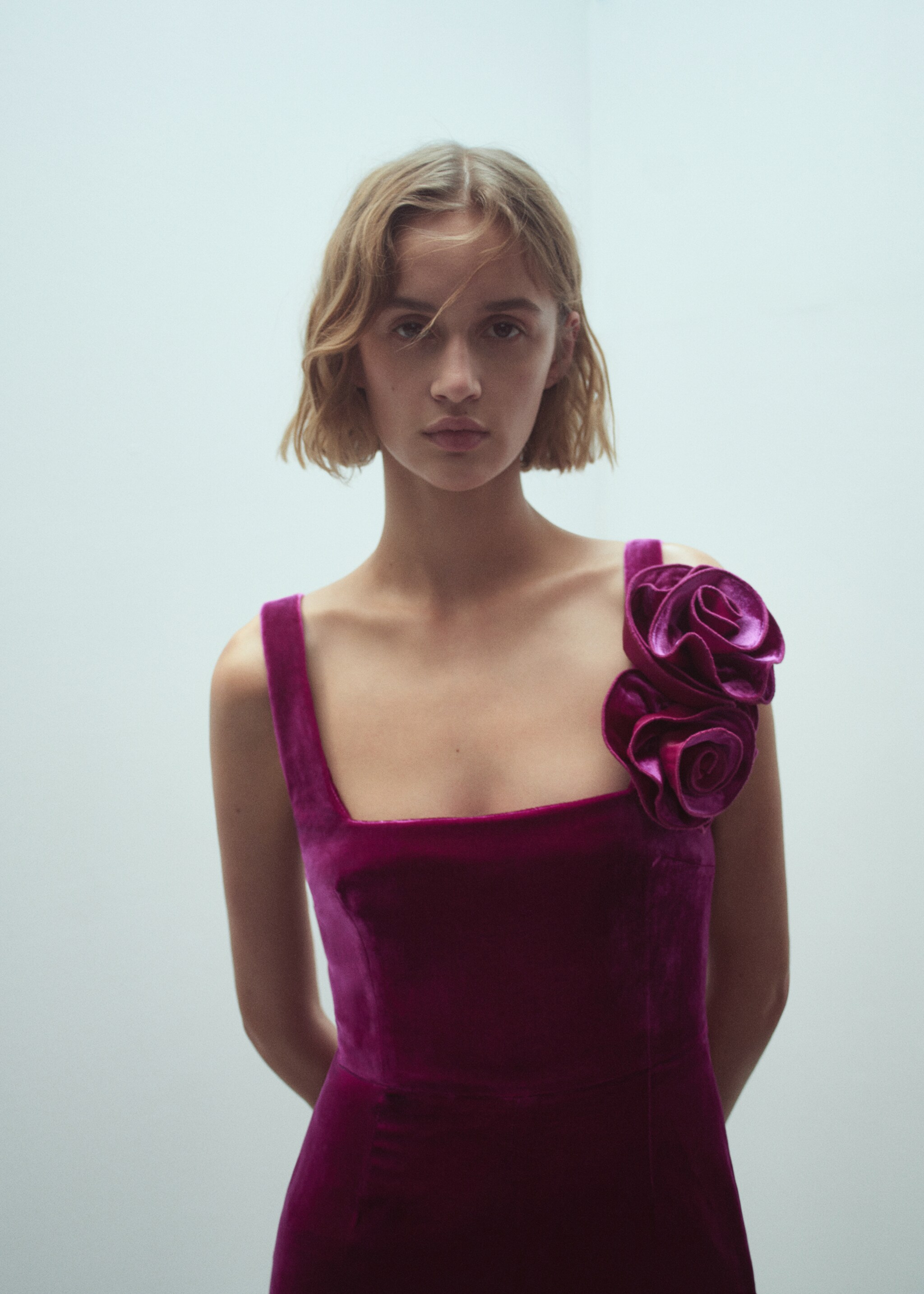 Kombinezon z aksamitu na szerokich ramiączkach z rozszerzanymi nogawkami - Szczegóły artykułu 1, Różowy. Ref: 57059121-00.