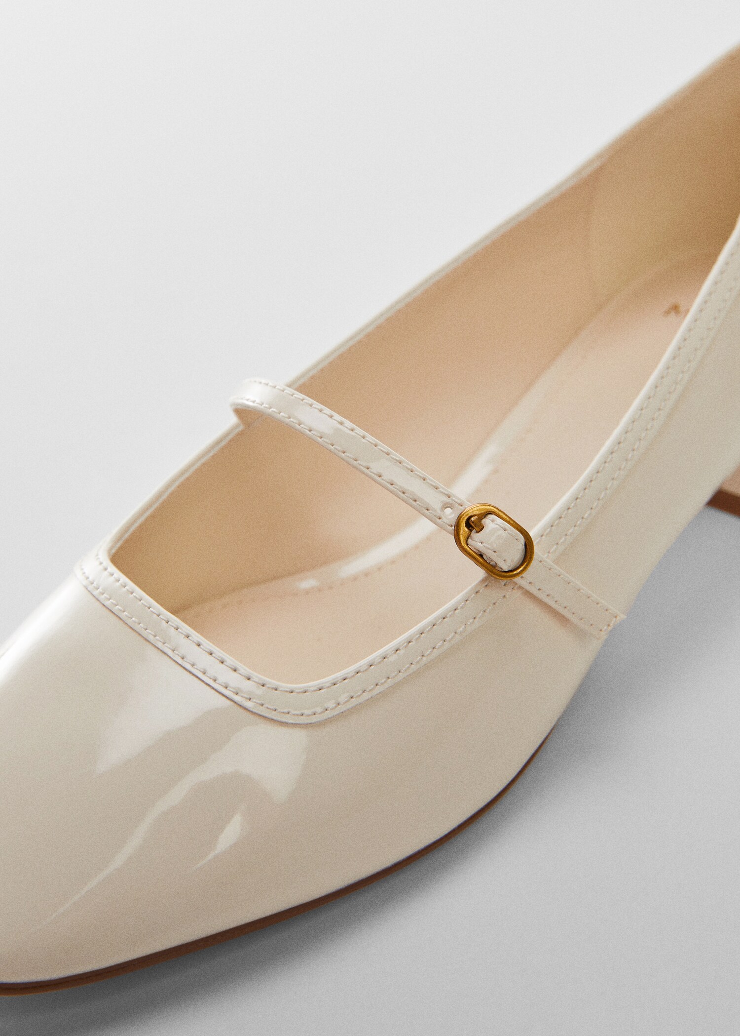 Heeled shoes with buckle - Details of the article 1