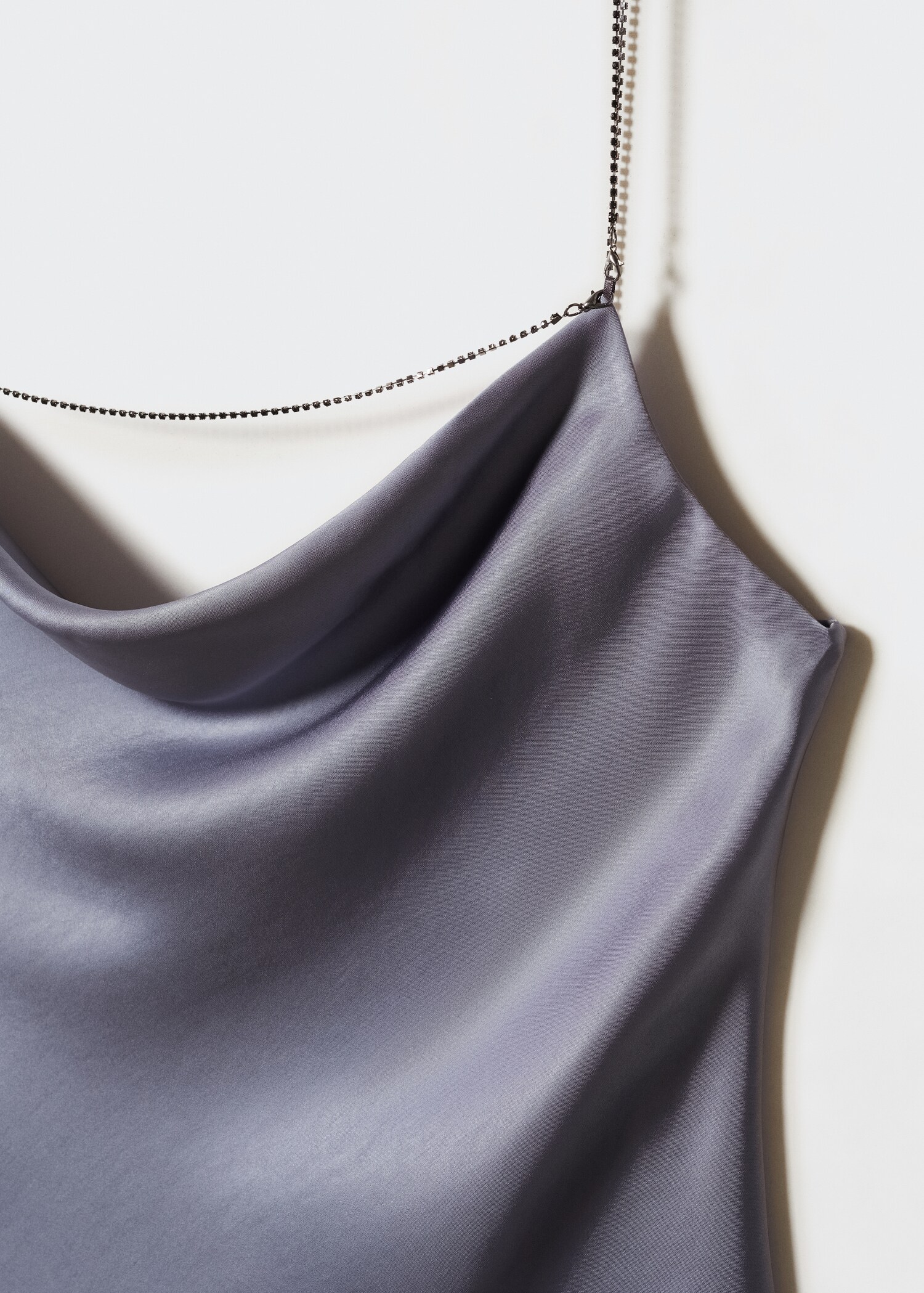 Satiniertes Top mit drapiertem Ausschnitt - Detail des Artikels 8