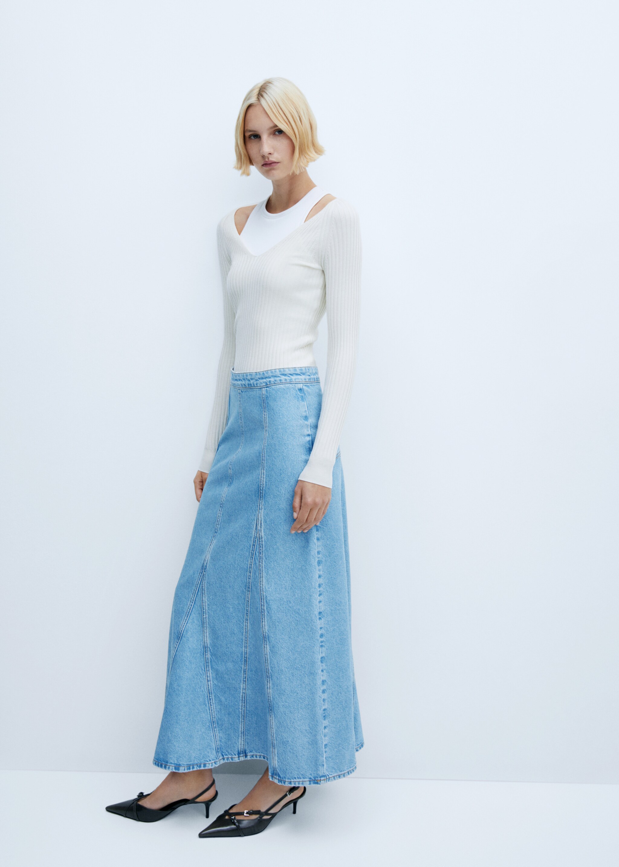 Long denim skirt with seams - Details of the article 2, Light Blue. Ref: 57062896-00.