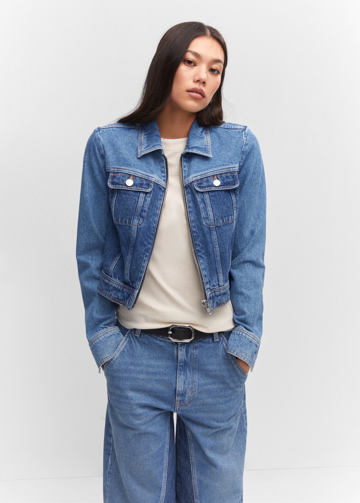 Blouson en jean contrasté - Plan moyen