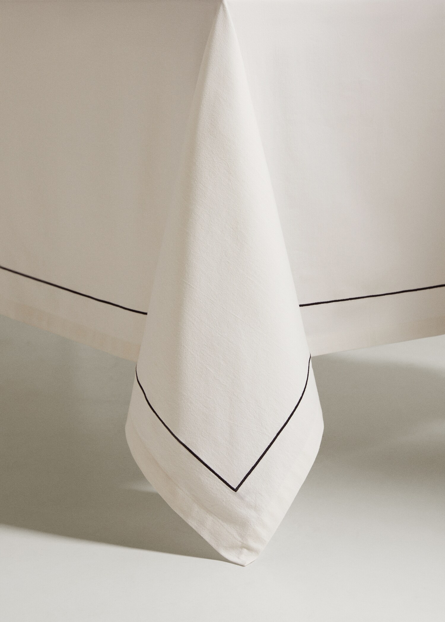 Tischdecke aus 100 % Baumwolle mit gestickter Linie 150 x 150 cm - Detail des Artikels 8