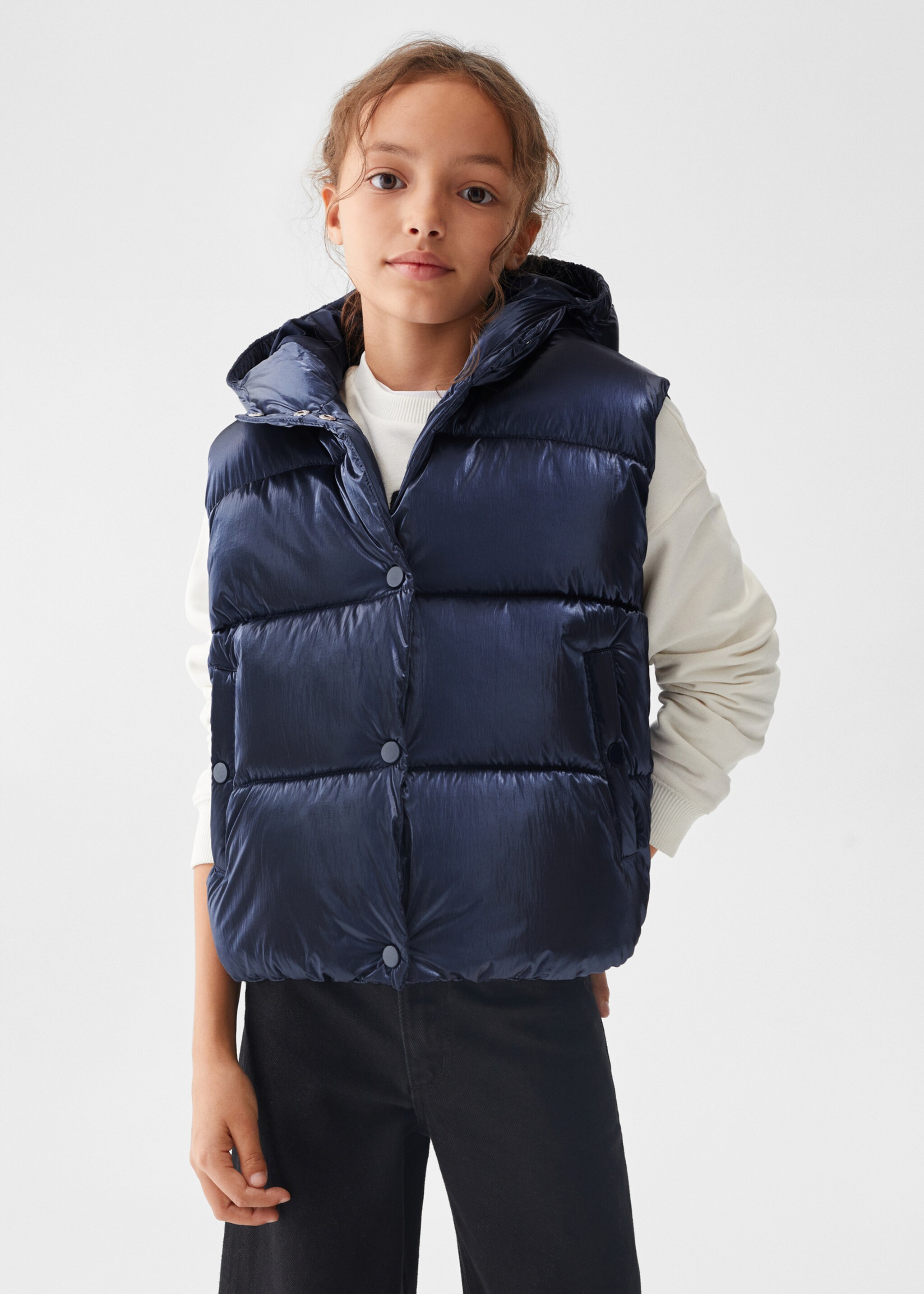 Gilet matelassé à capuche - Plan moyen