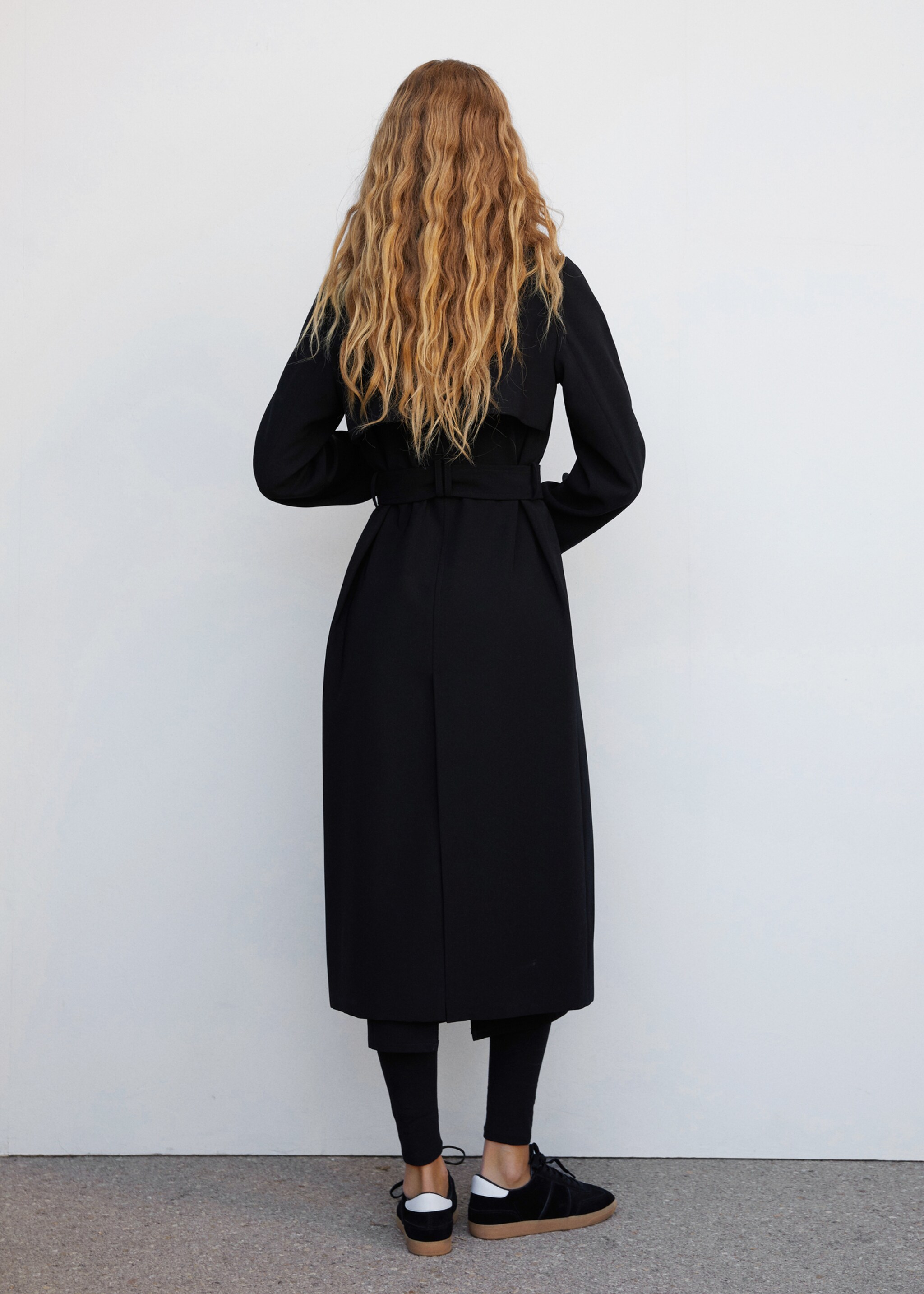 Oversized-Trenchcoat mit Schleife - Rückseite des Artikels, Schwarz. Ref: 57064398-00.