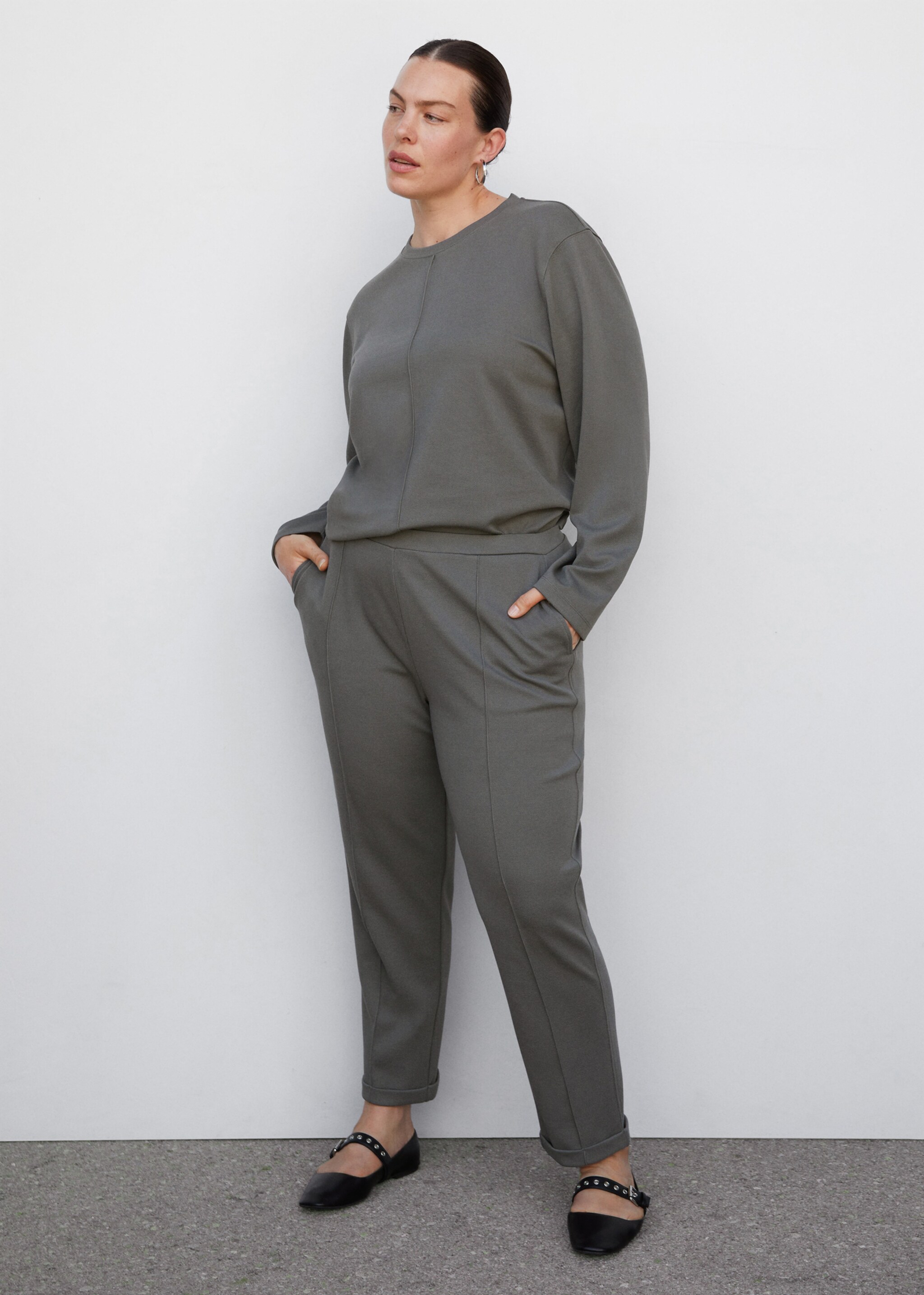 Jogger trousers with seam detail - Details of the article 3
