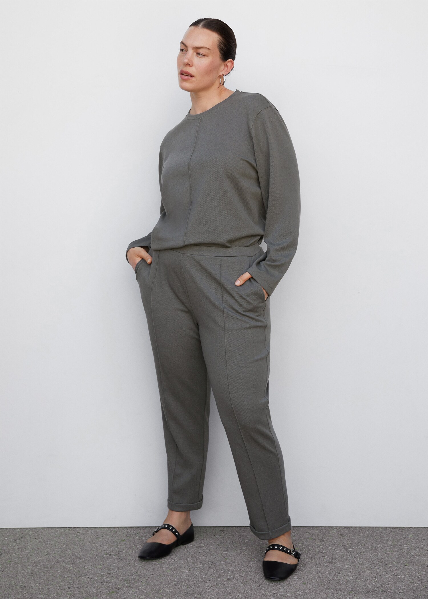 Jogger trousers with seam detail - Details of the article 3