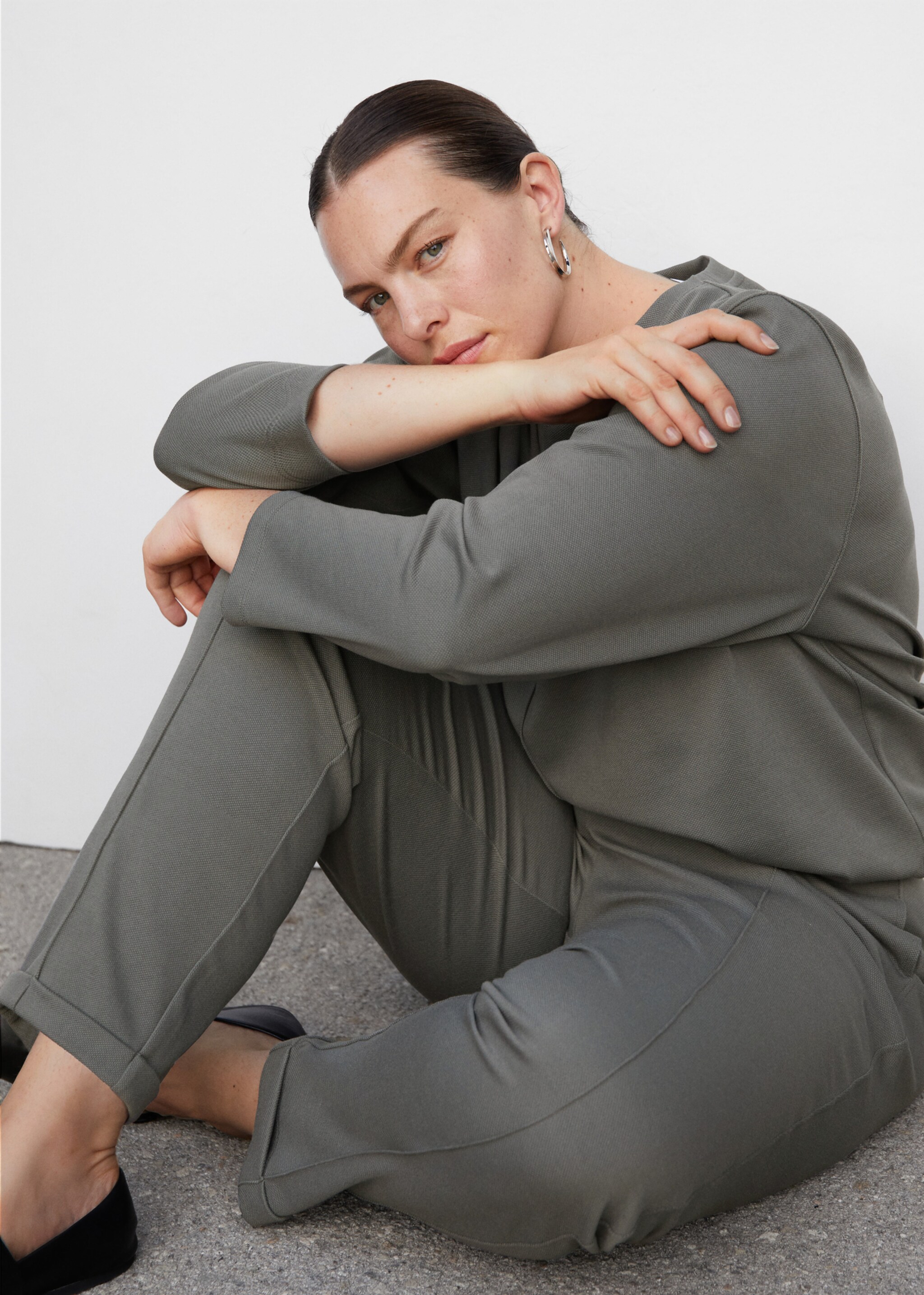Jogger trousers with seam detail - Details of the article 4