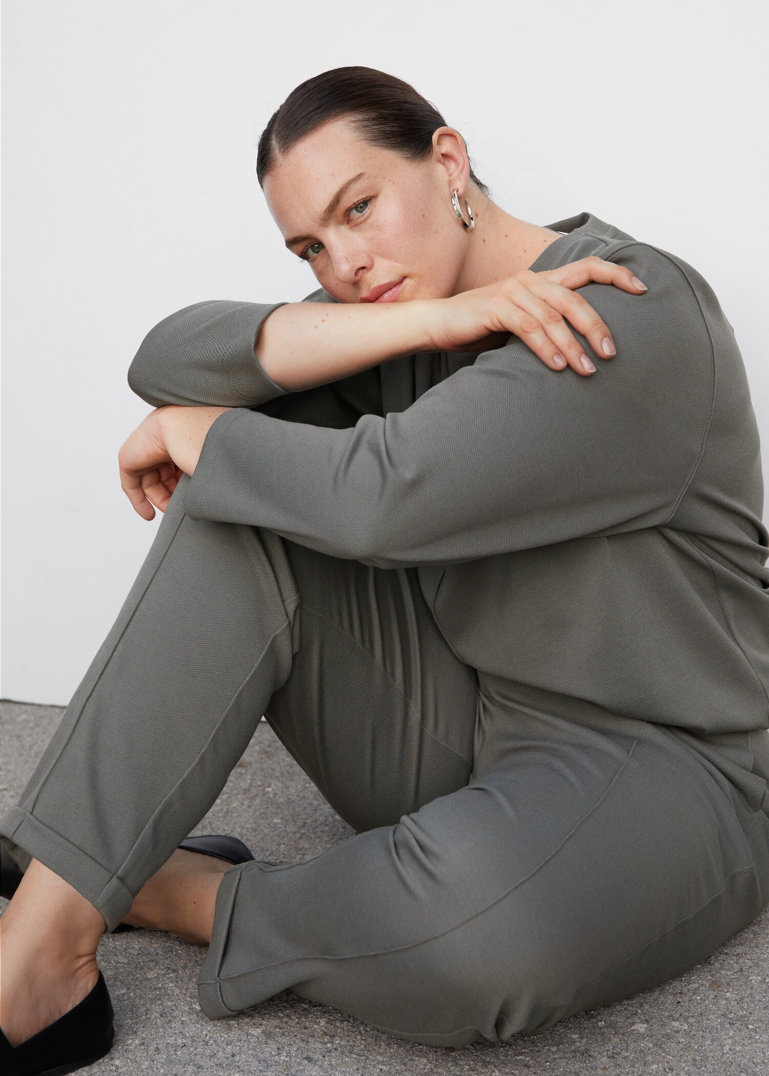 Jogger trousers with seam detail - Details of the article 4
