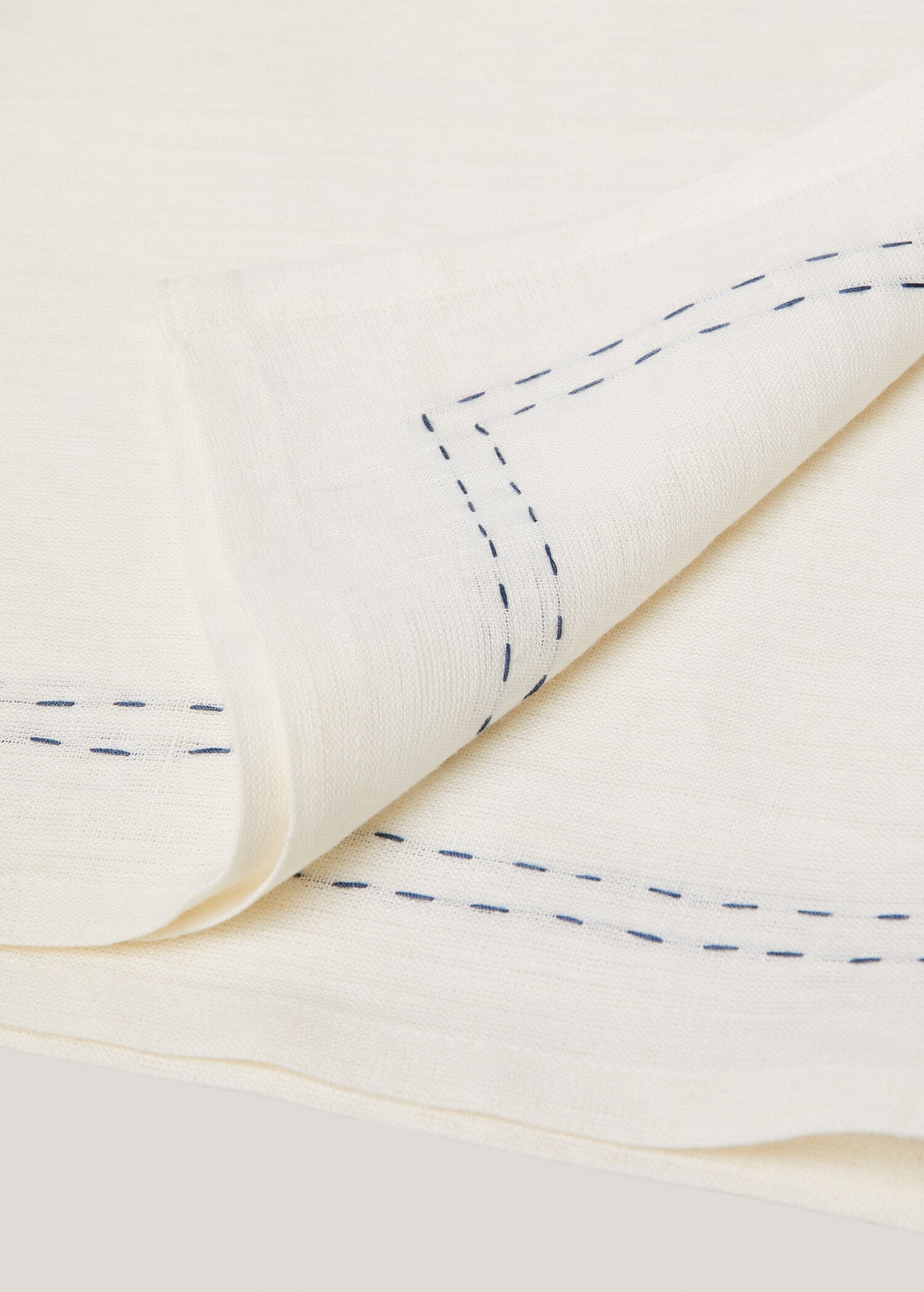 Contrast-stitching tablerunner - Details of the article 1