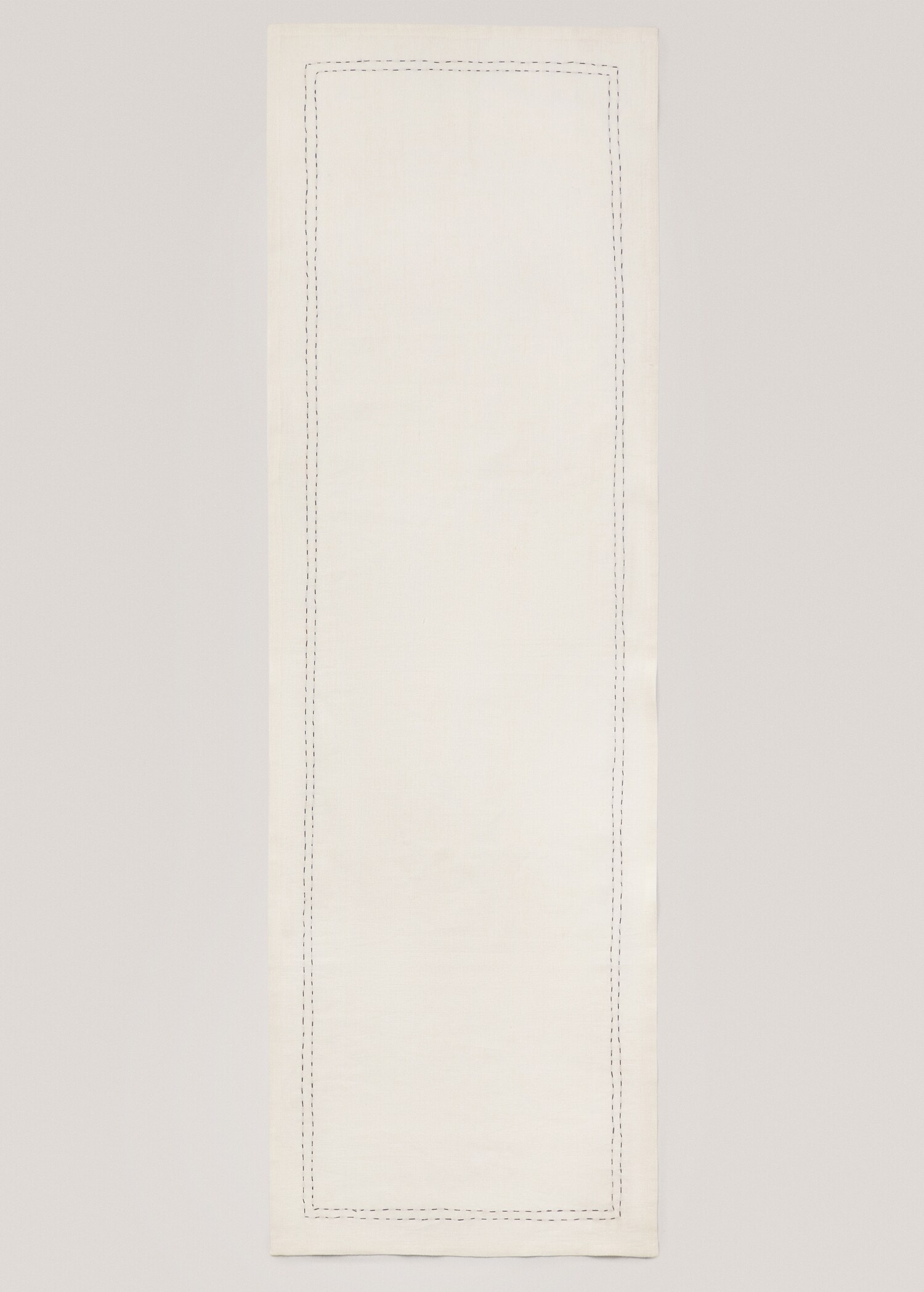Contrast-stitching tablerunner - Details of the article 2