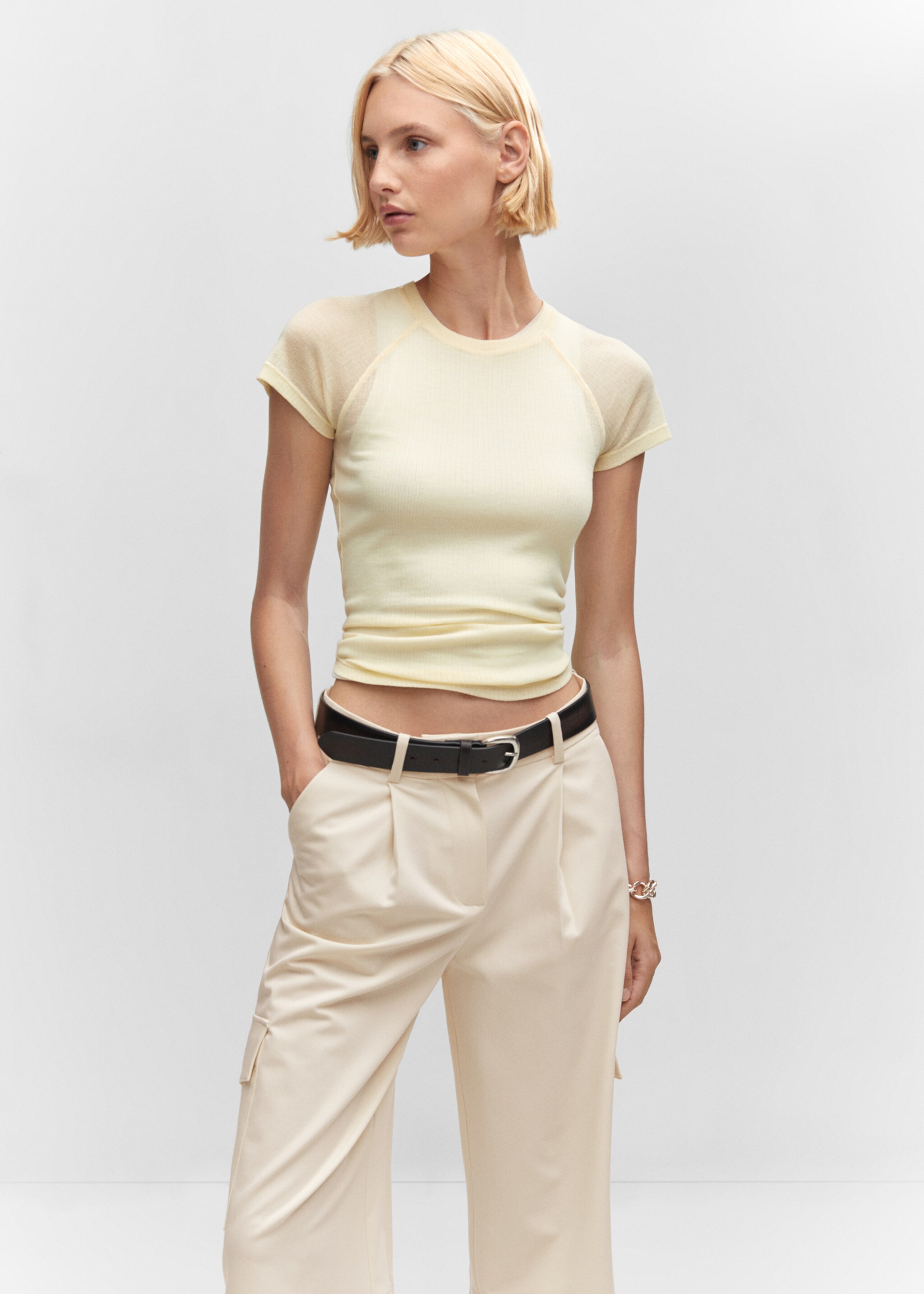 Bermudas cargo pinzas - Detalle del artículo 1, Crudo. Ref: 57064434-00.