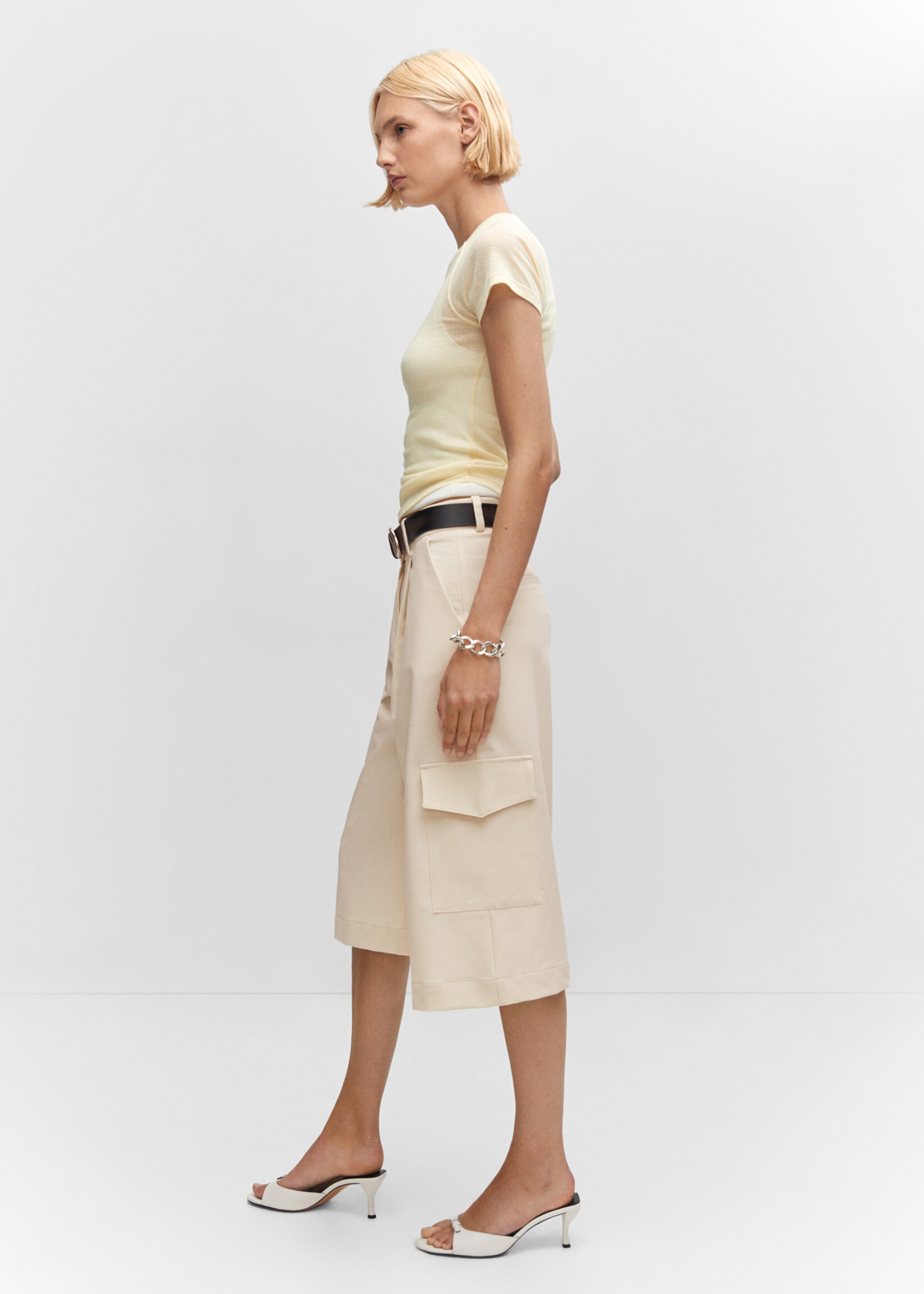 Bermudas cargo pinzas - Detalle del artículo 2, Crudo. Ref: 57064434-00.