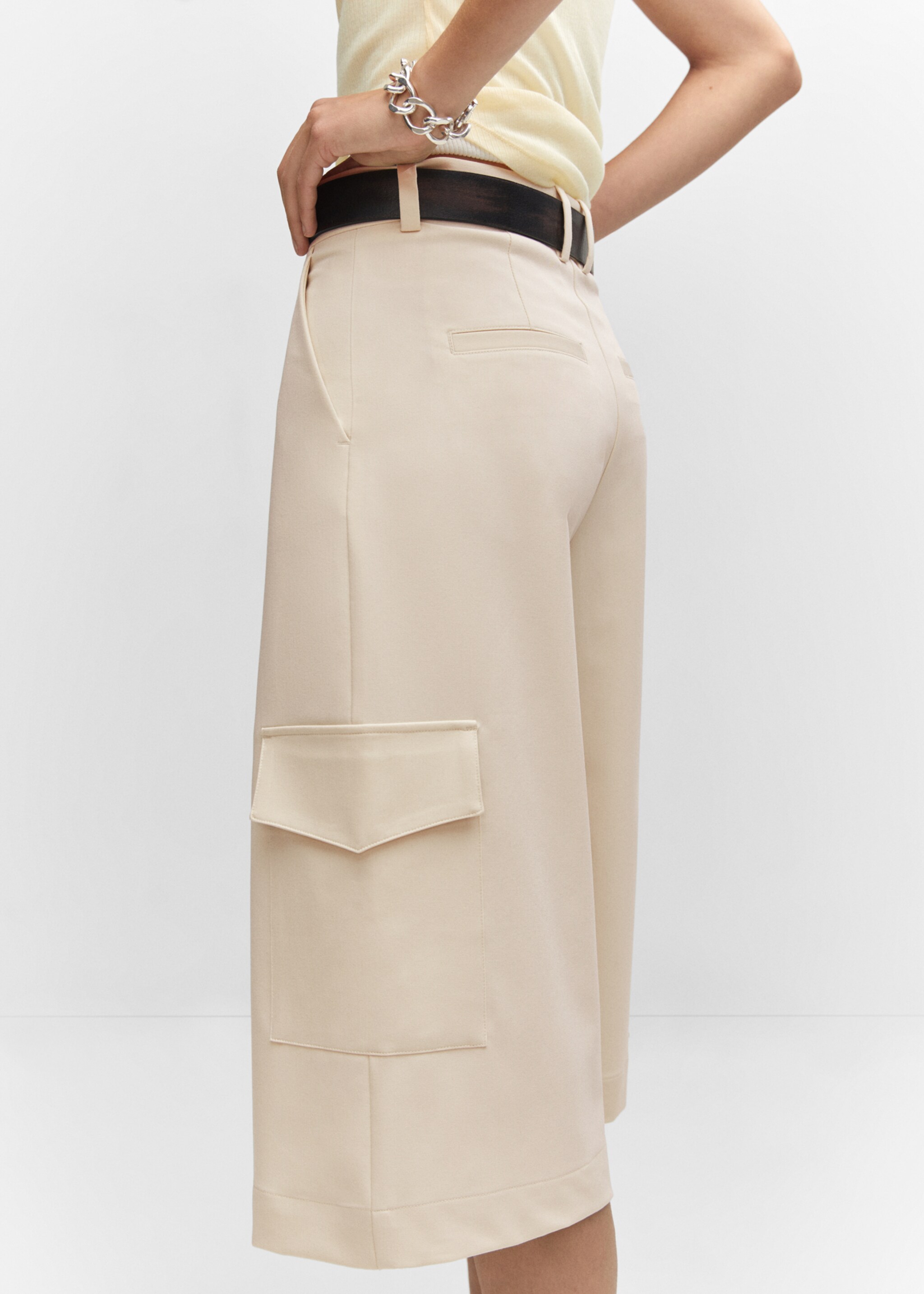 Bermudas cargo pinzas - Detalle del artículo 6, Crudo. Ref: 57064434-00.