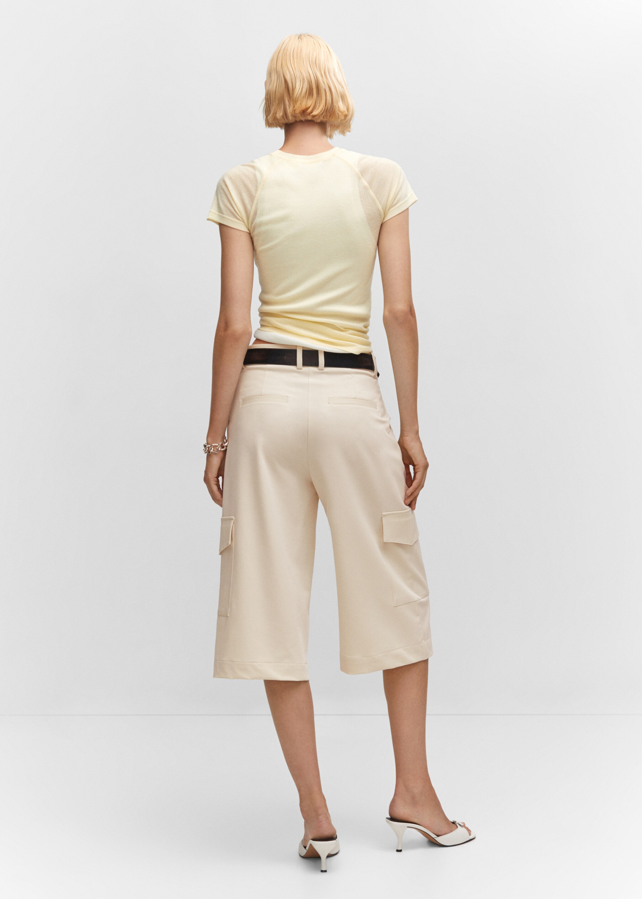 Bermudas cargo pinzas - Reverso del artículo, Crudo. Ref: 57064434-00.