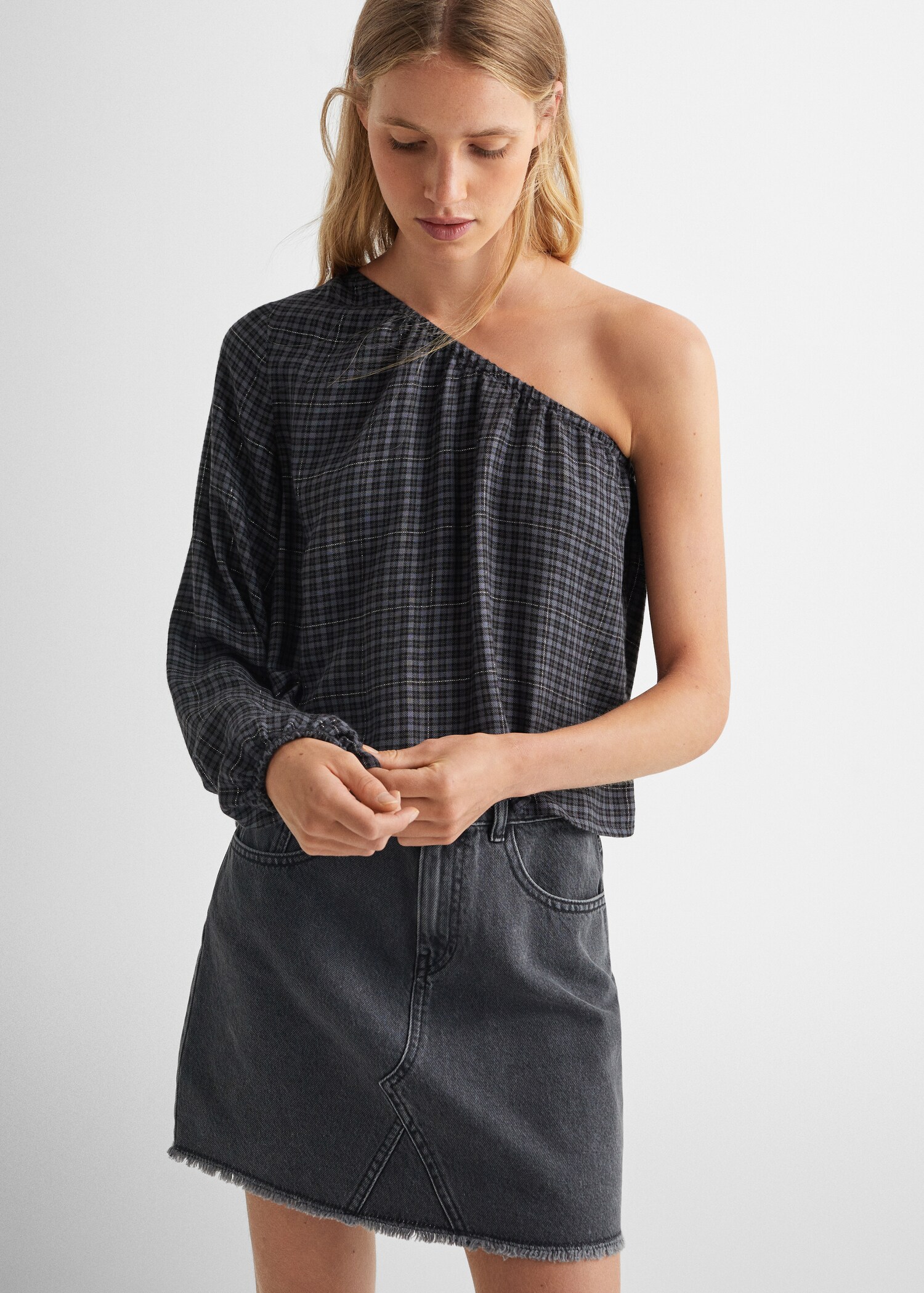 Blusa cuadros asimétrica - Plano medio