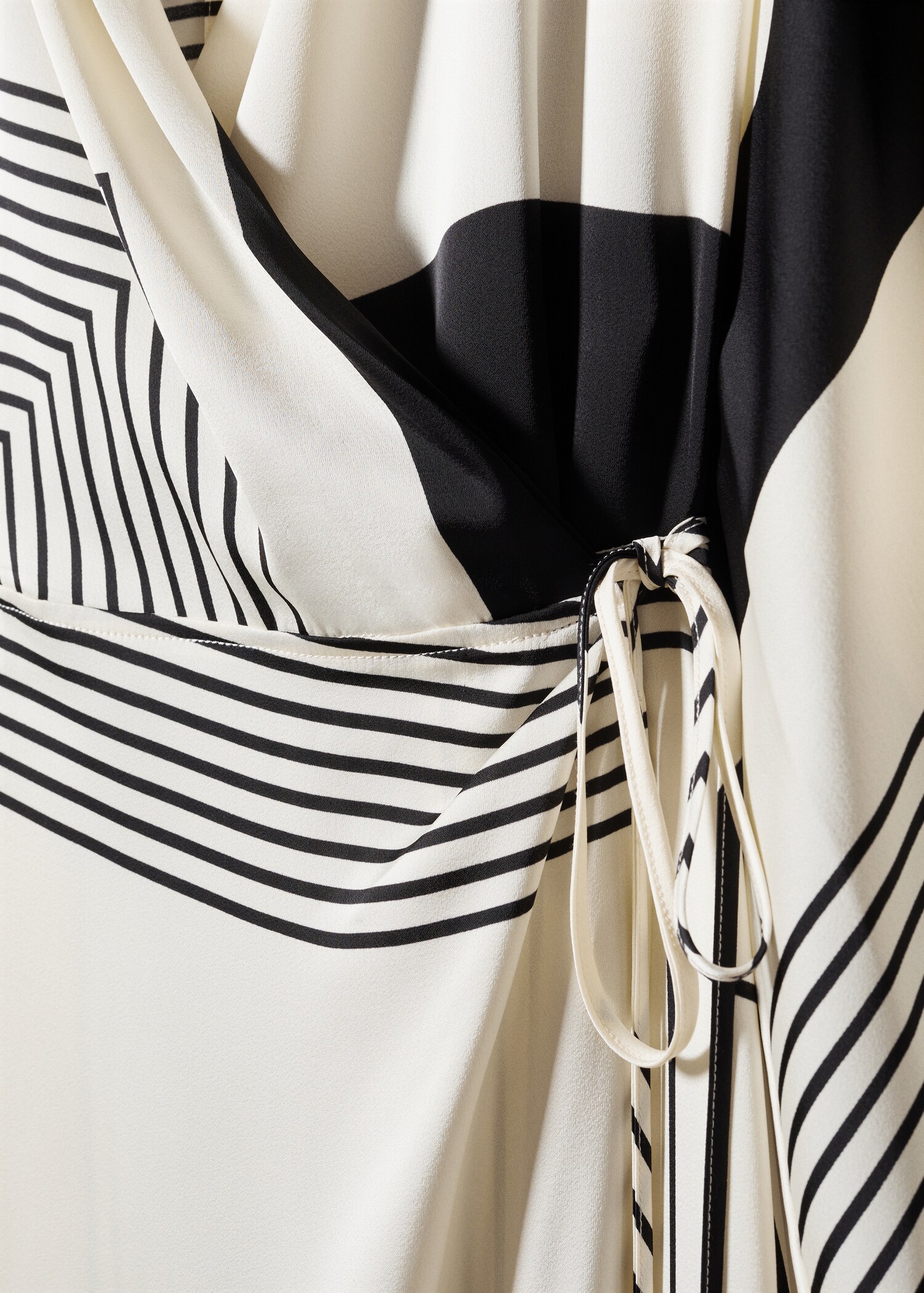 Print wrap dress - Details of the article 8