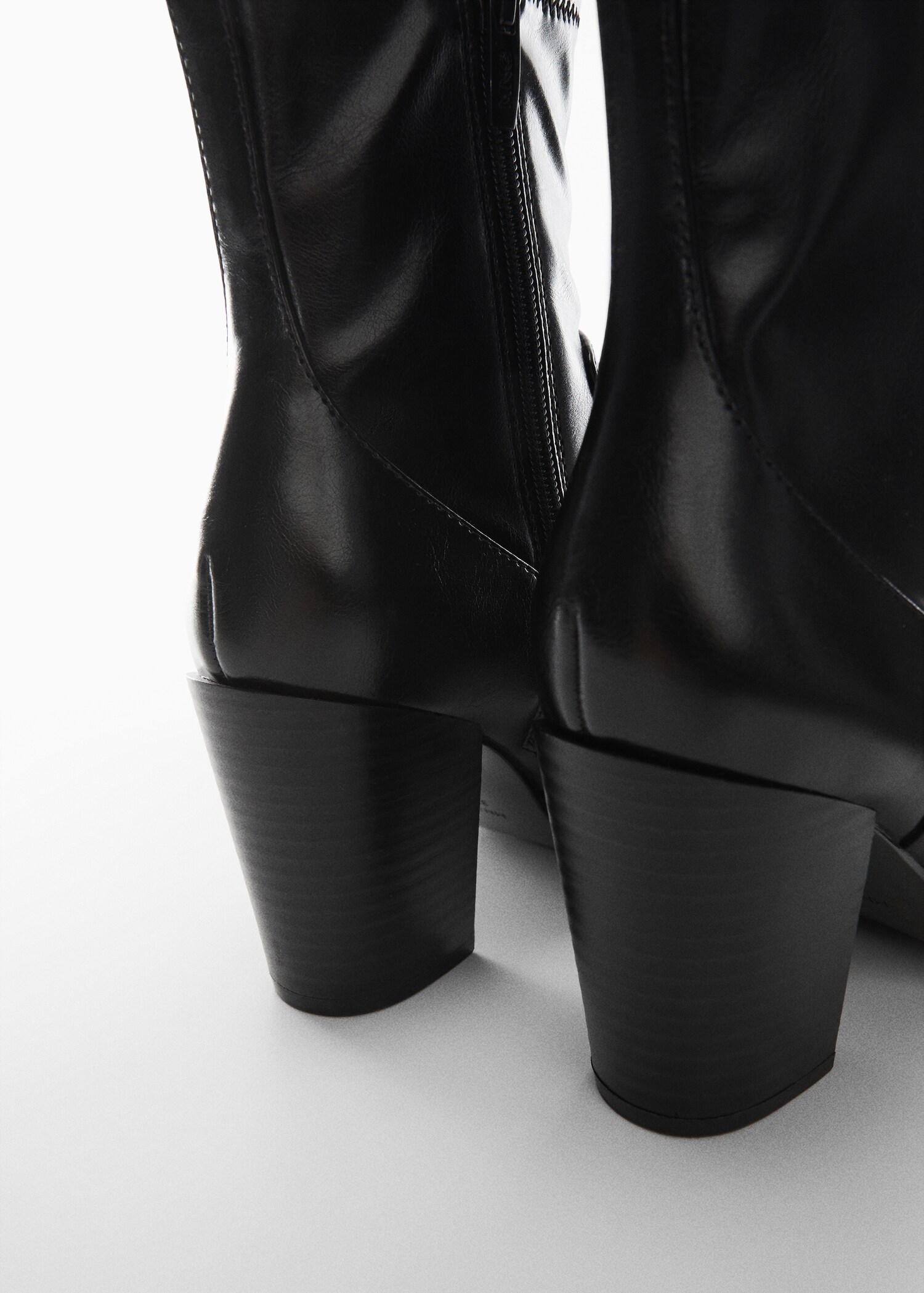 Pointed-toe ankle boot swith zip closure - Details of the article 1