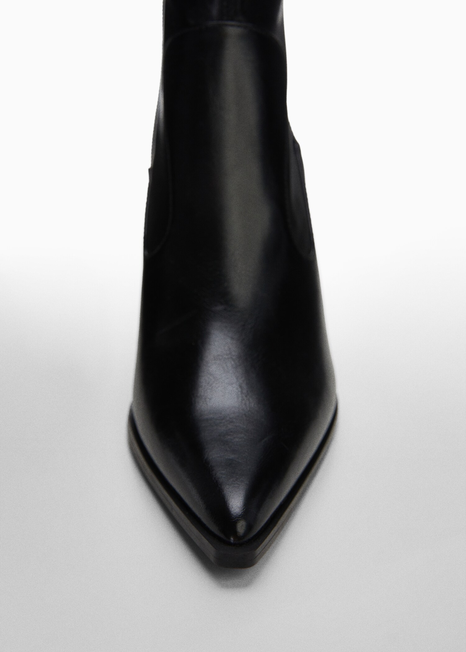Pointed-toe ankle boot swith zip closure - Details of the article 2