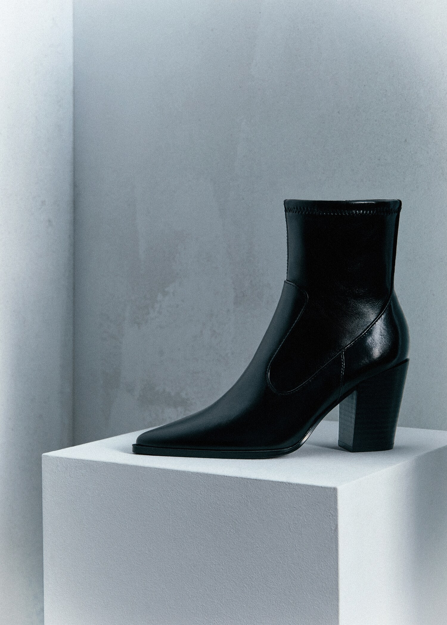 Pointed-toe ankle boot swith zip closure - Details of the article 9