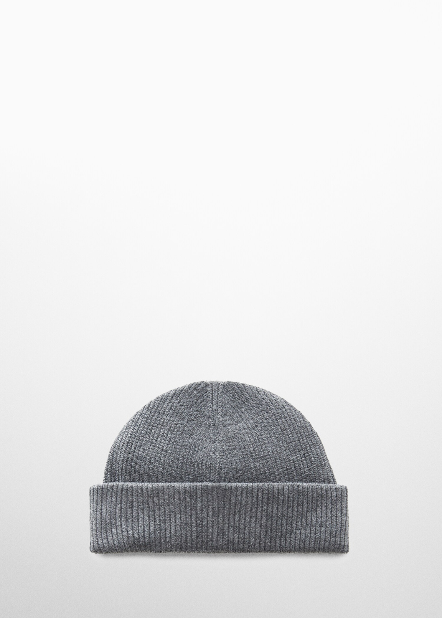 Short knitted hat - Article without model