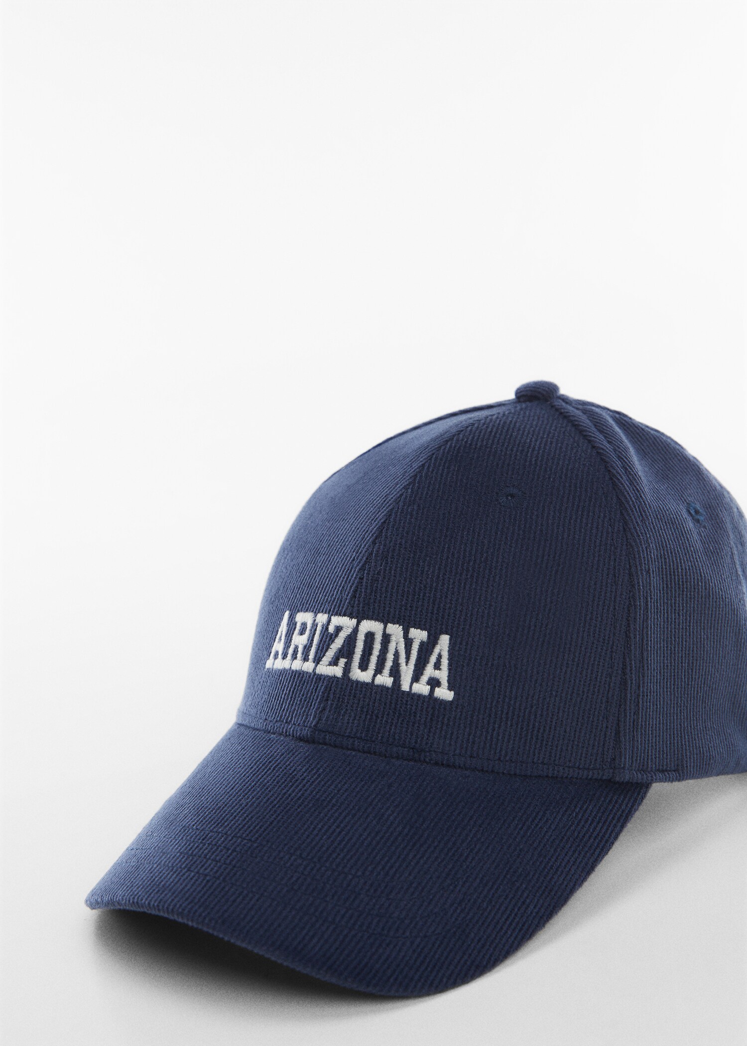 Caps med brodert tekst - Artikkeldetalj 1